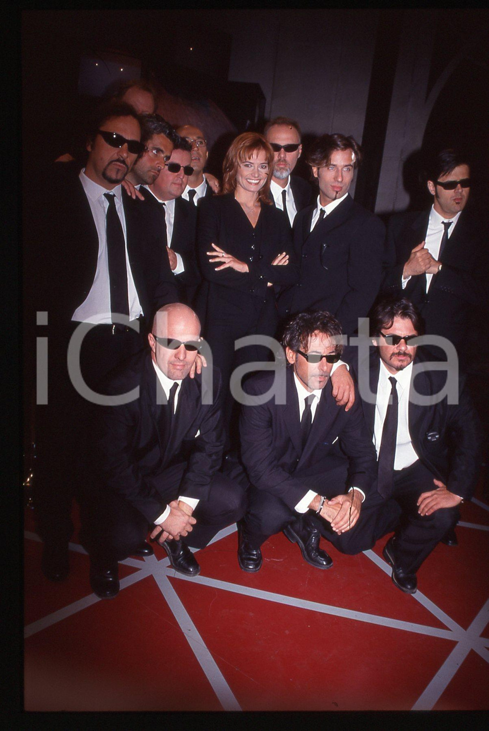 35mm vintage slide*1997 TELEVISIONE ITALIA 1 Simona VENTURA e il Cast LE IENE 14 Diapositiva d'epoca, in formato 35 mm. Appaiono nella diapositiva Pasquale Petrolo e Claudio Gregori in arte Lillo e Greg , Simona Ventura e Dario Cassini, Marco Marchisio in arte Marco Berry,Giuseppe Felice Quintale in arte Peppe Quintale.CONDIZIONI: GOODE' severamente vietata la riproduzione. Tutti i diritti sono riservati. ICharta mette in vendita, sul negozio eBay e in esclusiva sul sito "icharta" il proprio archivio composto da numerose diapositive e negativi fotografici d'epoca, tutti originali e autentici, che attraversano la storia del costume italiano tra gli la fine degli anni Sessanta e Novanta.Si tratta di uno sguardo inedito sull'attualit&agrave;, la politica, la vita quotidiana, il gossip e la cultura, che fotografa il cambiamento della nazione in quest'ultimo scorcio del XX secolo. Un'occasione unica per il mercato del collezionismo, che vede finalmente disponibile un archivio eccezionale per vastit&agrave;, tematiche e condizioni, in un settore (il negativo fotografico e la diapositiva) di assoluta novit&agrave; e dalle interessanti prospettive di investimento.  originale e autentica 1