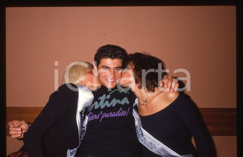 35mm vintage slide* 1987 Concorso RAGAZZA IDEALE Alberto TOMBA Simona VENTURA Diapositiva d'epoca, in formato 35 mm.Nella diapositiva appare inoltre Simona Ventura. CONDIZIONI: GOODE' severamente vietata la riproduzione. Tutti i diritti sono riservati. ICharta mette in vendita, sul negozio eBay e in esclusiva sul sito "icharta" il proprio archivio composto da numerose diapositive e negativi fotografici d'epoca, tutti originali e autentici, che attraversano la storia del costume italiano tra gli la fine degli anni Sessanta e Novanta.Si tratta di uno sguardo inedito sull'attualit&agrave;, la politica, la vita quotidiana, il gossip e la cultura, che fotografa il cambiamento della nazione in quest'ultimo scorcio del XX secolo. Un'occasione unica per il mercato del collezionismo, che vede finalmente disponibile un archivio eccezionale per vastit&agrave;, tematiche e condizioni, in un settore (il negativo fotografico e la diapositiva) di assoluta novit&agrave; e dalle interessanti prospettive di investimento.  originale e autentica 1