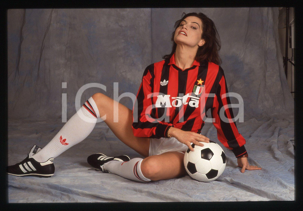 35mm vintage slide* 1993 SPETTACOLO Simona VENTURA posa con maglia A.C.MILAN 26 Diapositiva d'epoca, in formato 35 mm. CONDIZIONI: GOODE' severamente vietata la riproduzione. Tutti i diritti sono riservati. ICharta mette in vendita, sul negozio eBay e in esclusiva sul sito "icharta" il proprio archivio composto da numerose diapositive e negativi fotografici d'epoca, tutti originali e autentici, che attraversano la storia del costume italiano tra gli la fine degli anni Sessanta e Novanta.Si tratta di uno sguardo inedito sull'attualit&agrave;, la politica, la vita quotidiana, il gossip e la cultura, che fotografa il cambiamento della nazione in quest'ultimo scorcio del XX secolo. Un'occasione unica per il mercato del collezionismo, che vede finalmente disponibile un archivio eccezionale per vastit&agrave;, tematiche e condizioni, in un settore (il negativo fotografico e la diapositiva) di assoluta novit&agrave; e dalle interessanti prospettive di investimento.  originale e autentica 1
