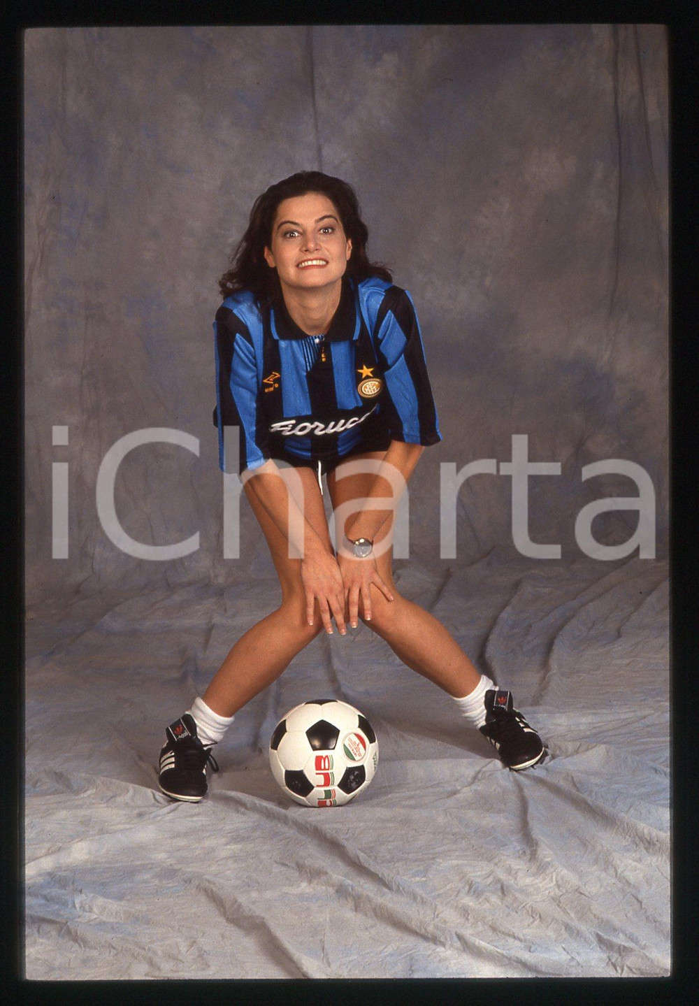 35mm vintage slide* 1993 SPETTACOLO Simona VENTURA posa con maglia FC INTER 18 Diapositiva d'epoca, in formato 35 mm. CONDIZIONI: GOODE' severamente vietata la riproduzione. Tutti i diritti sono riservati. ICharta mette in vendita, sul negozio eBay e in esclusiva sul sito "icharta" il proprio archivio composto da numerose diapositive e negativi fotografici d'epoca, tutti originali e autentici, che attraversano la storia del costume italiano tra gli la fine degli anni Sessanta e Novanta.Si tratta di uno sguardo inedito sull'attualit&agrave;, la politica, la vita quotidiana, il gossip e la cultura, che fotografa il cambiamento della nazione in quest'ultimo scorcio del XX secolo. Un'occasione unica per il mercato del collezionismo, che vede finalmente disponibile un archivio eccezionale per vastit&agrave;, tematiche e condizioni, in un settore (il negativo fotografico e la diapositiva) di assoluta novit&agrave; e dalle interessanti prospettive di investimento.  originale e autentica 1