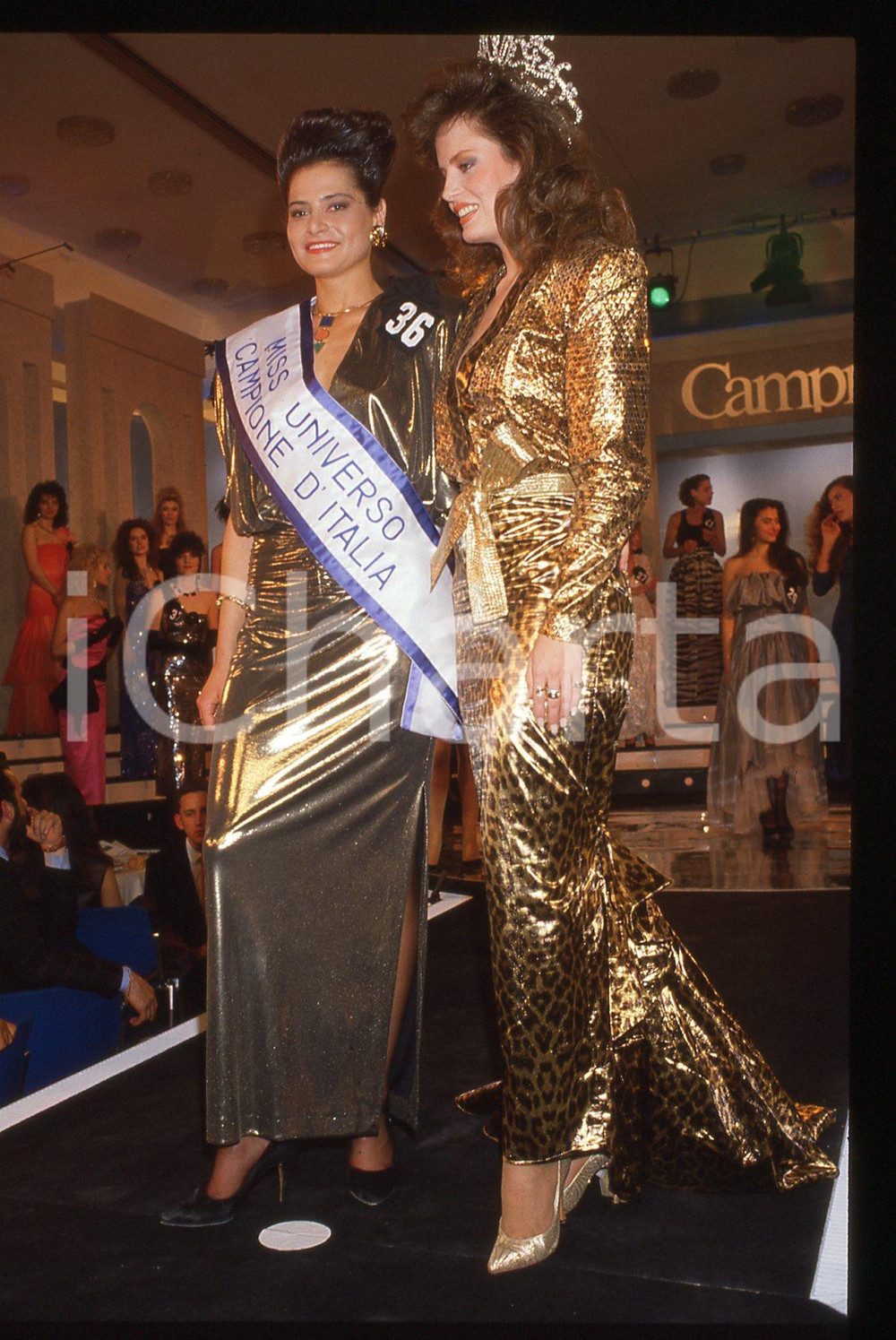 35mm vintage slide*1988 MISS UNIVERSO ITALIA Cecilia BOLOCCO e Simona VENTURA 32 Diapositiva d'epoca, in formato 35 mmDiapositiva scatata durante la manifestazione organizzata a Campione d'Italia. CONDIZIONI: GOODE' severamente vietata la riproduzione. Tutti i diritti sono riservati. ICharta mette in vendita, sul negozio eBay e in esclusiva sul sito "icharta" il proprio archivio composto da numerose diapositive e negativi fotografici d'epoca, tutti originali e autentici, che attraversano la storia del costume italiano tra gli la fine degli anni Sessanta e Novanta.Si tratta di uno sguardo inedito sull'attualit&agrave;, la politica, la vita quotidiana, il gossip e la cultura, che fotografa il cambiamento della nazione in quest'ultimo scorcio del XX secolo. Un'occasione unica per il mercato del collezionismo, che vede finalmente disponibile un archivio eccezionale per vastit&agrave;, tematiche e condizioni, in un settore (il negativo fotografico e la diapositiva) di assoluta novit&agrave; e dalle interessanti prospettive di investimento.  originale e autentica 1