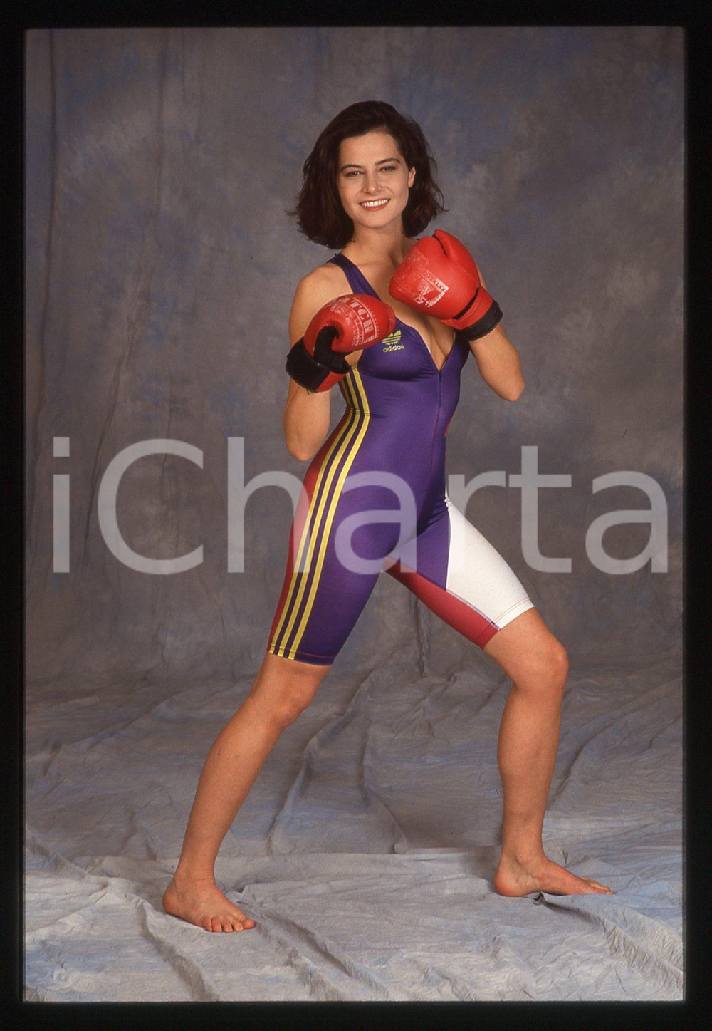 35mm vintage slide*1993 SPETTACOLO Simona VENTURA in costume da boxeur Adidas 14 Diapositiva d'epoca, in formato 35 mm. CONDIZIONI: GOODE' severamente vietata la riproduzione. Tutti i diritti sono riservati. ICharta mette in vendita, sul negozio eBay e in esclusiva sul sito "icharta" il proprio archivio composto da numerose diapositive e negativi fotografici d'epoca, tutti originali e autentici, che attraversano la storia del costume italiano tra gli la fine degli anni Sessanta e Novanta.Si tratta di uno sguardo inedito sull'attualit&agrave;, la politica, la vita quotidiana, il gossip e la cultura, che fotografa il cambiamento della nazione in quest'ultimo scorcio del XX secolo. Un'occasione unica per il mercato del collezionismo, che vede finalmente disponibile un archivio eccezionale per vastit&agrave;, tematiche e condizioni, in un settore (il negativo fotografico e la diapositiva) di assoluta novit&agrave; e dalle interessanti prospettive di investimento.  originale e autentica 1