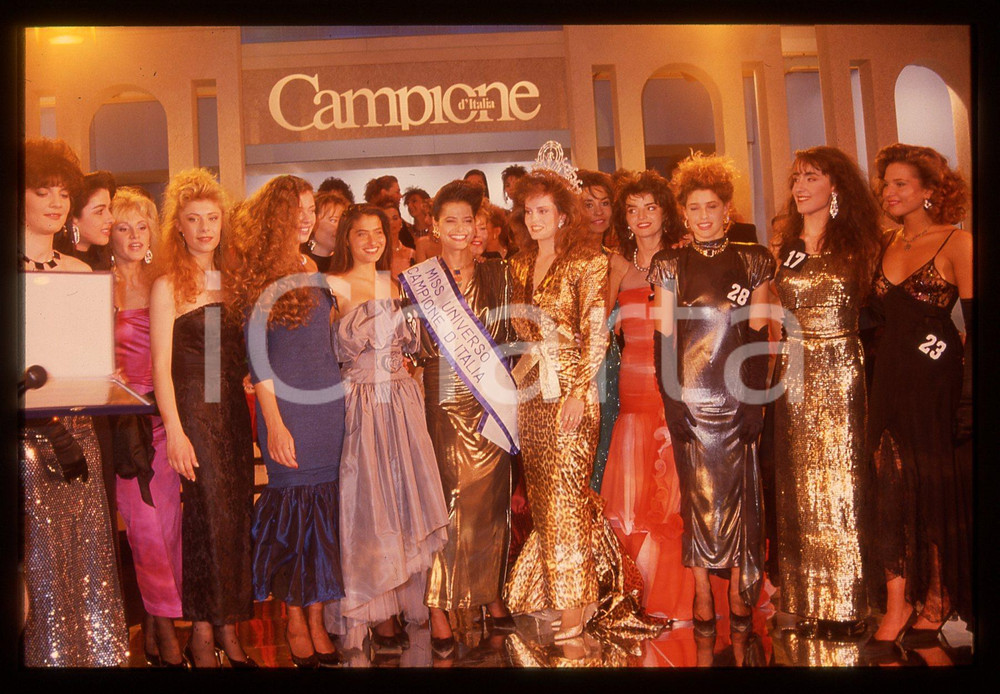 35mm vintage slide*1988 MISS UNIVERSO ITALIA Cecilia BOLOCCO Simona VENTURA 34 Diapositiva d'epoca, in formato 35 mmDiapositiva scatata durante la manifestazione organizzata a Campione d'Italia. CONDIZIONI: GOODE' severamente vietata la riproduzione. Tutti i diritti sono riservati. ICharta mette in vendita, sul negozio eBay e in esclusiva sul sito "icharta" il proprio archivio composto da numerose diapositive e negativi fotografici d'epoca, tutti originali e autentici, che attraversano la storia del costume italiano tra gli la fine degli anni Sessanta e Novanta.Si tratta di uno sguardo inedito sull'attualit&agrave;, la politica, la vita quotidiana, il gossip e la cultura, che fotografa il cambiamento della nazione in quest'ultimo scorcio del XX secolo. Un'occasione unica per il mercato del collezionismo, che vede finalmente disponibile un archivio eccezionale per vastit&agrave;, tematiche e condizioni, in un settore (il negativo fotografico e la diapositiva) di assoluta novit&agrave; e dalle interessanti prospettive di investimento.  originale e autentica 1