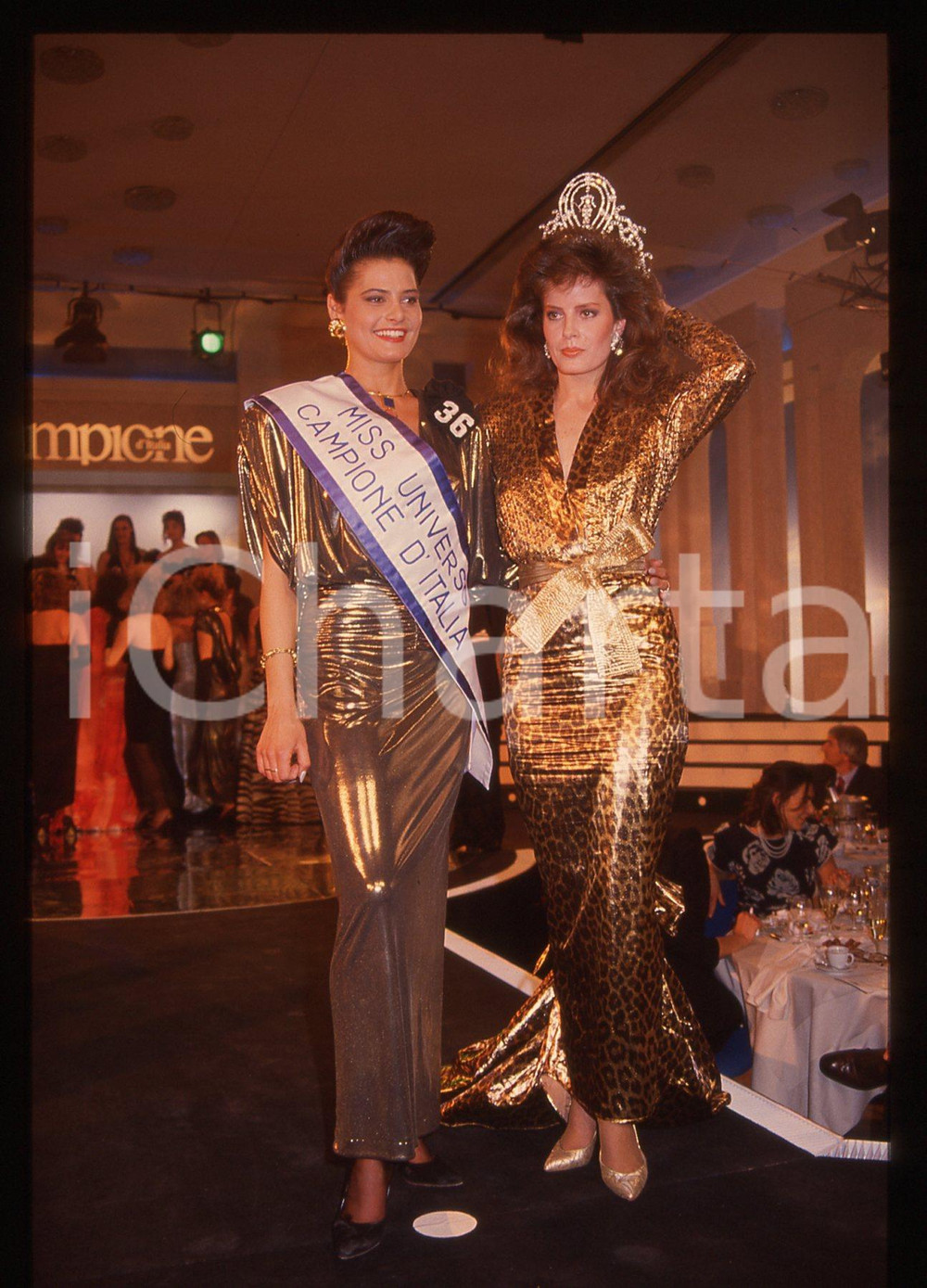 35mm vintage slide*1988 MISS UNIVERSO ITALIA Cecilia BOLOCCO Simona VENTURA 35 Diapositiva d'epoca, in formato 35 mmDiapositiva scatata durante la manifestazione organizzata a Campione d'Italia. CONDIZIONI: GOODE' severamente vietata la riproduzione. Tutti i diritti sono riservati. ICharta mette in vendita, sul negozio eBay e in esclusiva sul sito "icharta" il proprio archivio composto da numerose diapositive e negativi fotografici d'epoca, tutti originali e autentici, che attraversano la storia del costume italiano tra gli la fine degli anni Sessanta e Novanta.Si tratta di uno sguardo inedito sull'attualit&agrave;, la politica, la vita quotidiana, il gossip e la cultura, che fotografa il cambiamento della nazione in quest'ultimo scorcio del XX secolo. Un'occasione unica per il mercato del collezionismo, che vede finalmente disponibile un archivio eccezionale per vastit&agrave;, tematiche e condizioni, in un settore (il negativo fotografico e la diapositiva) di assoluta novit&agrave; e dalle interessanti prospettive di investimento.  originale e autentica 1