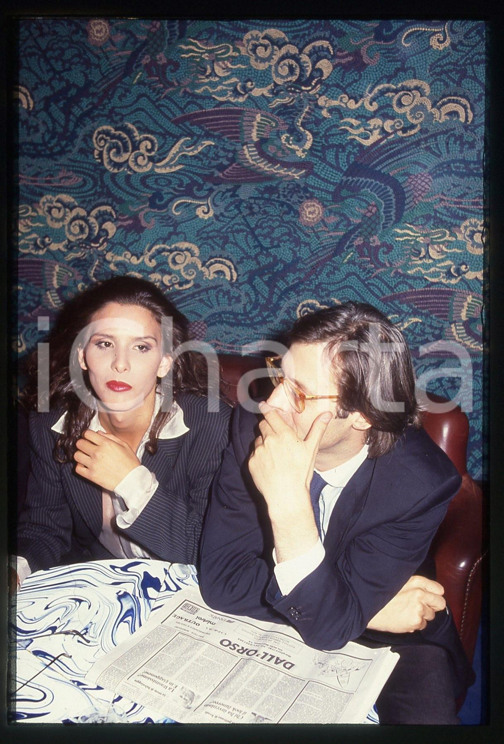 35mm vintage slide*1995ca COSTUME Alessandra DI SANZO Vittorio SGARBI ritratto 2 Diapositiva d'epoca, in formato 35 mm. CONDIZIONI: GOODE' severamente vietata la riproduzione. Tutti i diritti sono riservati. ICharta mette in vendita, sul negozio eBay e in esclusiva sul sito "icharta" il proprio archivio composto da numerose diapositive e negativi fotografici d'epoca, tutti originali e autentici, che attraversano la storia del costume italiano tra gli la fine degli anni Sessanta e Novanta.Si tratta di uno sguardo inedito sull'attualit&agrave;, la politica, la vita quotidiana, il gossip e la cultura, che fotografa il cambiamento della nazione in quest'ultimo scorcio del XX secolo. Un'occasione unica per il mercato del collezionismo, che vede finalmente disponibile un archivio eccezionale per vastit&agrave;, tematiche e condizioni, in un settore (il negativo fotografico e la diapositiva) di assoluta novit&agrave; e dalle interessanti prospettive di investimento.  originale e autentica 1