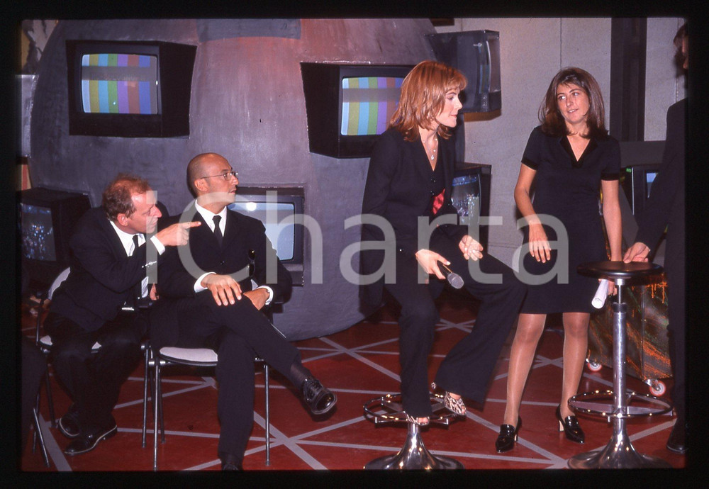 35mm vintage slide*1997 TELEVISIONE - Simona VENTURA sul set LE IENE ritratto Diapositiva d'epoca, in formato 35 mm.CONDIZIONI: GOODE' severamente vietata la riproduzione. Tutti i diritti sono riservati. ICharta mette in vendita, sul negozio eBay e in esclusiva sul sito "icharta" il proprio archivio composto da numerose diapositive e negativi fotografici d'epoca, tutti originali e autentici, che attraversano la storia del costume italiano tra gli la fine degli anni Sessanta e Novanta.Si tratta di uno sguardo inedito sull'attualit&agrave;, la politica, la vita quotidiana, il gossip e la cultura, che fotografa il cambiamento della nazione in quest'ultimo scorcio del XX secolo. Un'occasione unica per il mercato del collezionismo, che vede finalmente disponibile un archivio eccezionale per vastit&agrave;, tematiche e condizioni, in un settore (il negativo fotografico e la diapositiva) di assoluta novit&agrave; e dalle interessanti prospettive di investimento.  originale e autentica 1