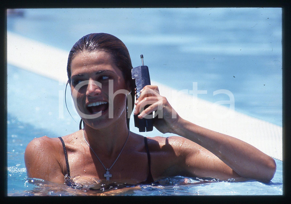 35mm vintage slide* 1995 ca COSTUME Simona VENTURA Ritratto conduttrice (80) Diapositiva d'epoca, in formato 35 mm. CONDIZIONI: GOODE' severamente vietata la riproduzione. Tutti i diritti sono riservati. ICharta mette in vendita, sul negozio eBay e in esclusiva sul sito "icharta" il proprio archivio composto da numerose diapositive e negativi fotografici d'epoca, tutti originali e autentici, che attraversano la storia del costume italiano tra gli la fine degli anni Sessanta e Novanta.Si tratta di uno sguardo inedito sull'attualit&agrave;, la politica, la vita quotidiana, il gossip e la cultura, che fotografa il cambiamento della nazione in quest'ultimo scorcio del XX secolo. Un'occasione unica per il mercato del collezionismo, che vede finalmente disponibile un archivio eccezionale per vastit&agrave;, tematiche e condizioni, in un settore (il negativo fotografico e la diapositiva) di assoluta novit&agrave; e dalle interessanti prospettive di investimento.  originale e autentica 1