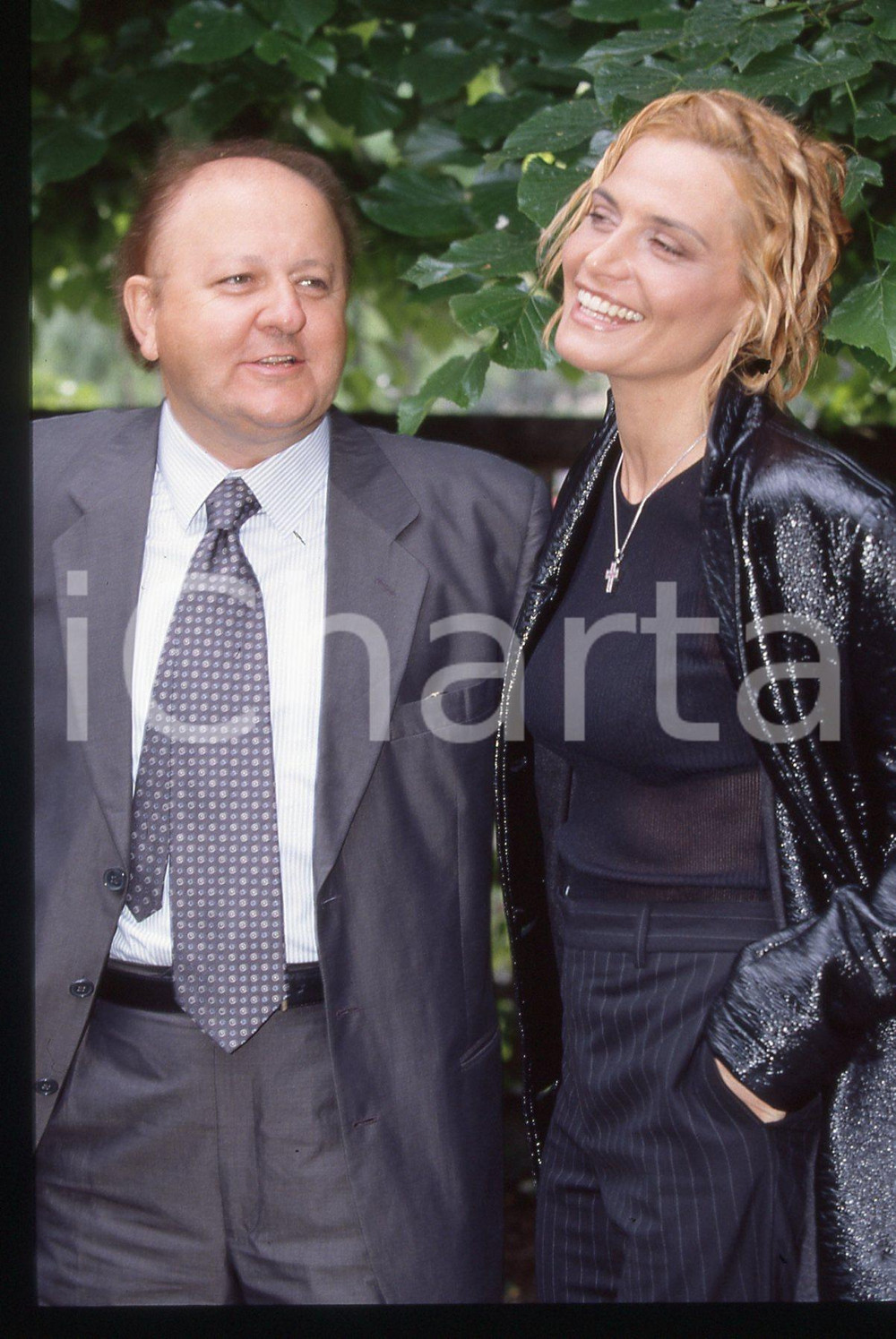 35mm vintage slide* 1999 TELEVISIONE Massimo BOLDI e Simona VENTURA (2) Diapositiva d'epoca, in formato 35 mm. CONDIZIONI: GOODE' severamente vietata la riproduzione. Tutti i diritti sono riservati. ICharta mette in vendita, sul negozio eBay e in esclusiva sul sito "icharta" il proprio archivio composto da numerose diapositive e negativi fotografici d'epoca, tutti originali e autentici, che attraversano la storia del costume italiano tra gli la fine degli anni Sessanta e Novanta.Si tratta di uno sguardo inedito sull'attualit&agrave;, la politica, la vita quotidiana, il gossip e la cultura, che fotografa il cambiamento della nazione in quest'ultimo scorcio del XX secolo. Un'occasione unica per il mercato del collezionismo, che vede finalmente disponibile un archivio eccezionale per vastit&agrave;, tematiche e condizioni, in un settore (il negativo fotografico e la diapositiva) di assoluta novit&agrave; e dalle interessanti prospettive di investimento.  originale e autentica 1