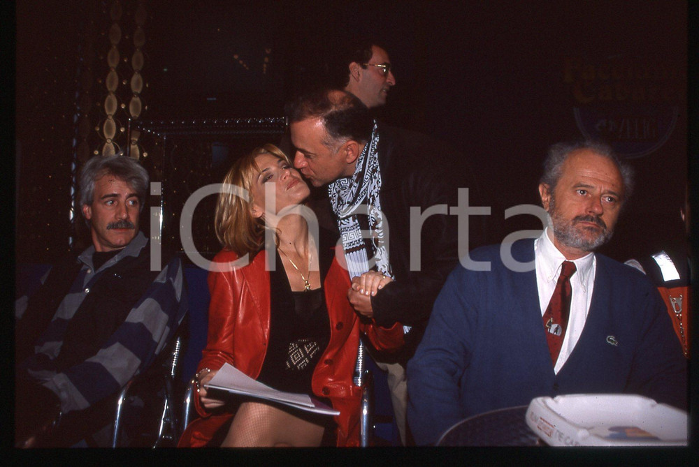 35mm vintage slide* 1998 MILANO ZELIG Giorgio FALETTI con GINO E MICHELE Diapositiva d'epoca, in formato 35 mm.Nella diapositiva appare inoltre Simona Ventura con Luigi Vignali e Michele Mozzati in arte Gino &amp; Michele. CONDIZIONI: GOODE' severamente vietata la riproduzione. Tutti i diritti sono riservati. ICharta mette in vendita, sul negozio eBay e in esclusiva sul sito "icharta" il proprio archivio composto da numerose diapositive e negativi fotografici d'epoca, tutti originali e autentici, che attraversano la storia del costume italiano tra gli la fine degli anni Sessanta e Novanta.Si tratta di uno sguardo inedito sull'attualit&agrave;, la politica, la vita quotidiana, il gossip e la cultura, che fotografa il cambiamento della nazione in quest'ultimo scorcio del XX secolo. Un'occasione unica per il mercato del collezionismo, che vede finalmente disponibile un archivio eccezionale per vastit&agrave;, tematiche e condizioni, in un settore (il negativo fotografico e la diapositiva) di assoluta novit&agrave; e dalle interessanti prospettive di investimento.  originale e autentica 1