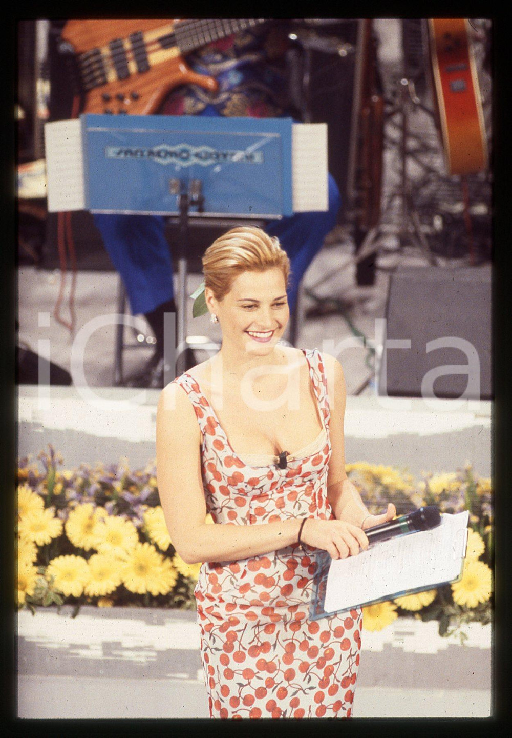 35mm vintage slide* 1996 SANREMO GIOVANI Simona VENTURA Ritratto conduttrice 16 Diapositiva d'epoca, in formato 35 mm. CONDIZIONI: GOODE' severamente vietata la riproduzione. Tutti i diritti sono riservati. ICharta mette in vendita, sul negozio eBay e in esclusiva sul sito "icharta" il proprio archivio composto da numerose diapositive e negativi fotografici d'epoca, tutti originali e autentici, che attraversano la storia del costume italiano tra gli la fine degli anni Sessanta e Novanta.Si tratta di uno sguardo inedito sull'attualit&agrave;, la politica, la vita quotidiana, il gossip e la cultura, che fotografa il cambiamento della nazione in quest'ultimo scorcio del XX secolo. Un'occasione unica per il mercato del collezionismo, che vede finalmente disponibile un archivio eccezionale per vastit&agrave;, tematiche e condizioni, in un settore (il negativo fotografico e la diapositiva) di assoluta novit&agrave; e dalle interessanti prospettive di investimento.  originale e autentica 1