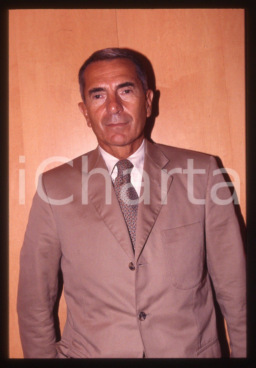 35mm vintage slide* 1990 ca COSTUME - Carlo ROSSELLA Ritratto del giornalista Diapositiva d'epoca, in formato 35 mm. CONDIZIONI: GOODE' severamente vietata la riproduzione. Tutti i diritti sono riservati. ICharta mette in vendita, sul negozio eBay e in esclusiva sul sito "icharta" il proprio archivio composto da numerose diapositive e negativi fotografici d'epoca, tutti originali e autentici, che attraversano la storia del costume italiano tra gli la fine degli anni Sessanta e Novanta.Si tratta di uno sguardo inedito sull'attualit&agrave;, la politica, la vita quotidiana, il gossip e la cultura, che fotografa il cambiamento della nazione in quest'ultimo scorcio del XX secolo. Un'occasione unica per il mercato del collezionismo, che vede finalmente disponibile un archivio eccezionale per vastit&agrave;, tematiche e condizioni, in un settore (il negativo fotografico e la diapositiva) di assoluta novit&agrave; e dalle interessanti prospettive di investimento.  originale e autentica 1