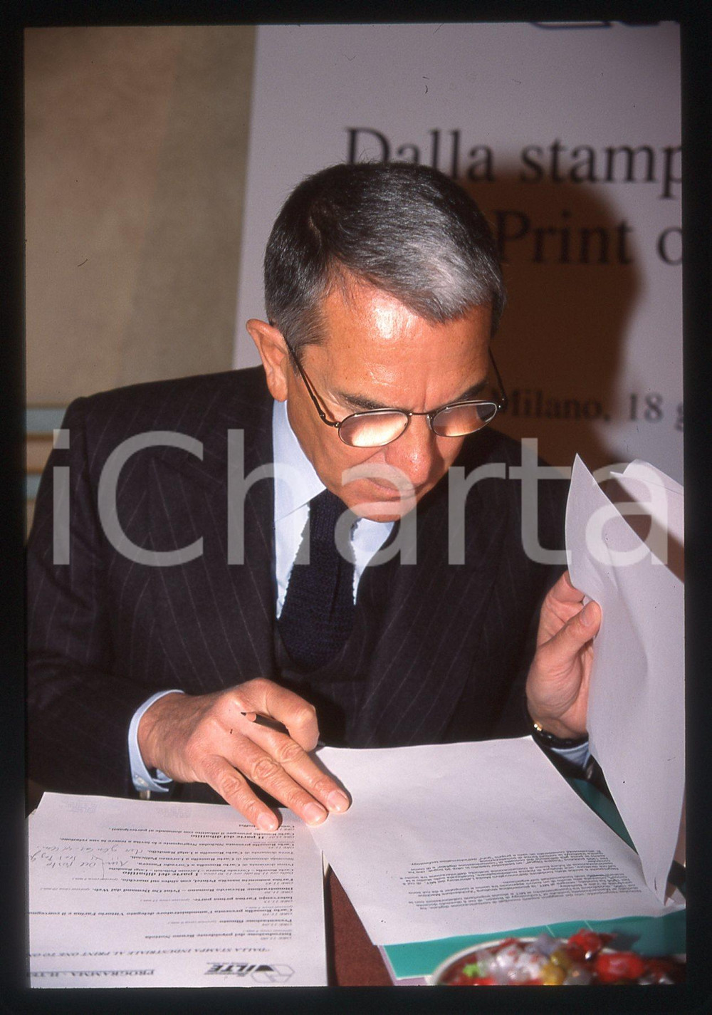 35mm vintage slide* 1990 ca MILANO Carlo ROSSELLA ad un convegno - Ritratto 1 Diapositiva d'epoca, in formato 35 mm. CONDIZIONI: GOODE' severamente vietata la riproduzione. Tutti i diritti sono riservati. ICharta mette in vendita, sul negozio eBay e in esclusiva sul sito "icharta" il proprio archivio composto da numerose diapositive e negativi fotografici d'epoca, tutti originali e autentici, che attraversano la storia del costume italiano tra gli la fine degli anni Sessanta e Novanta.Si tratta di uno sguardo inedito sull'attualit&agrave;, la politica, la vita quotidiana, il gossip e la cultura, che fotografa il cambiamento della nazione in quest'ultimo scorcio del XX secolo. Un'occasione unica per il mercato del collezionismo, che vede finalmente disponibile un archivio eccezionale per vastit&agrave;, tematiche e condizioni, in un settore (il negativo fotografico e la diapositiva) di assoluta novit&agrave; e dalle interessanti prospettive di investimento.  originale e autentica 1