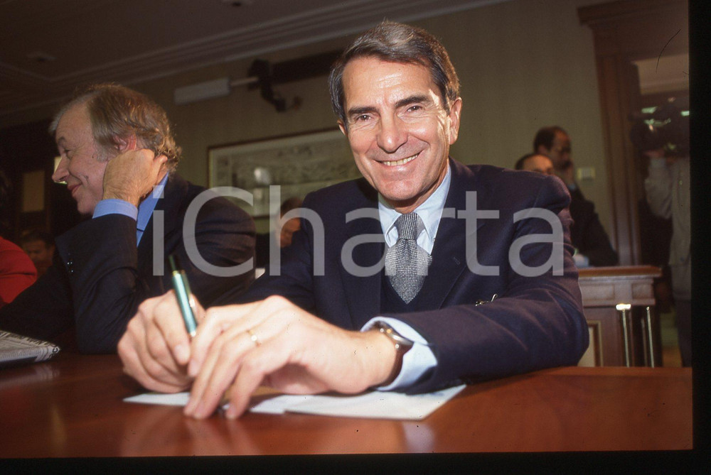 35mm vintage slide* 1990 ca COSTUME - Carlo ROSSELLA Ritratto del giornalista 2 Diapositiva d'epoca, in formato 35 mm. CONDIZIONI: GOODE' severamente vietata la riproduzione. Tutti i diritti sono riservati. ICharta mette in vendita, sul negozio eBay e in esclusiva sul sito "icharta" il proprio archivio composto da numerose diapositive e negativi fotografici d'epoca, tutti originali e autentici, che attraversano la storia del costume italiano tra gli la fine degli anni Sessanta e Novanta.Si tratta di uno sguardo inedito sull'attualit&agrave;, la politica, la vita quotidiana, il gossip e la cultura, che fotografa il cambiamento della nazione in quest'ultimo scorcio del XX secolo. Un'occasione unica per il mercato del collezionismo, che vede finalmente disponibile un archivio eccezionale per vastit&agrave;, tematiche e condizioni, in un settore (il negativo fotografico e la diapositiva) di assoluta novit&agrave; e dalle interessanti prospettive di investimento.  originale e autentica 1