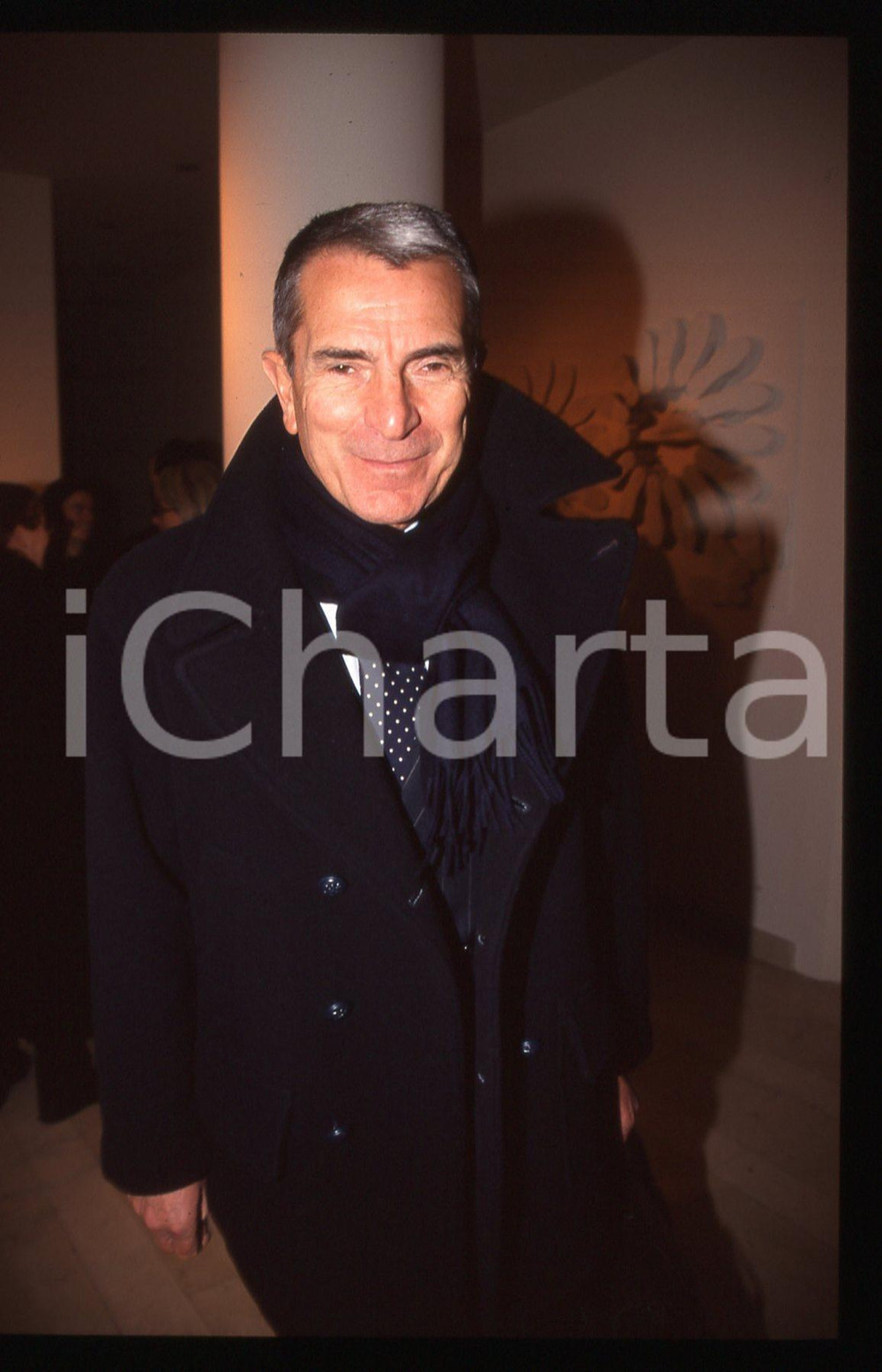 35mm vintage slide* 1990 ca COSTUME - Carlo ROSSELLA Ritratto del giornalista 3 Diapositiva d'epoca, in formato 35 mm. CONDIZIONI: GOODE' severamente vietata la riproduzione. Tutti i diritti sono riservati. ICharta mette in vendita, sul negozio eBay e in esclusiva sul sito "icharta" il proprio archivio composto da numerose diapositive e negativi fotografici d'epoca, tutti originali e autentici, che attraversano la storia del costume italiano tra gli la fine degli anni Sessanta e Novanta.Si tratta di uno sguardo inedito sull'attualit&agrave;, la politica, la vita quotidiana, il gossip e la cultura, che fotografa il cambiamento della nazione in quest'ultimo scorcio del XX secolo. Un'occasione unica per il mercato del collezionismo, che vede finalmente disponibile un archivio eccezionale per vastit&agrave;, tematiche e condizioni, in un settore (il negativo fotografico e la diapositiva) di assoluta novit&agrave; e dalle interessanti prospettive di investimento.  originale e autentica 1