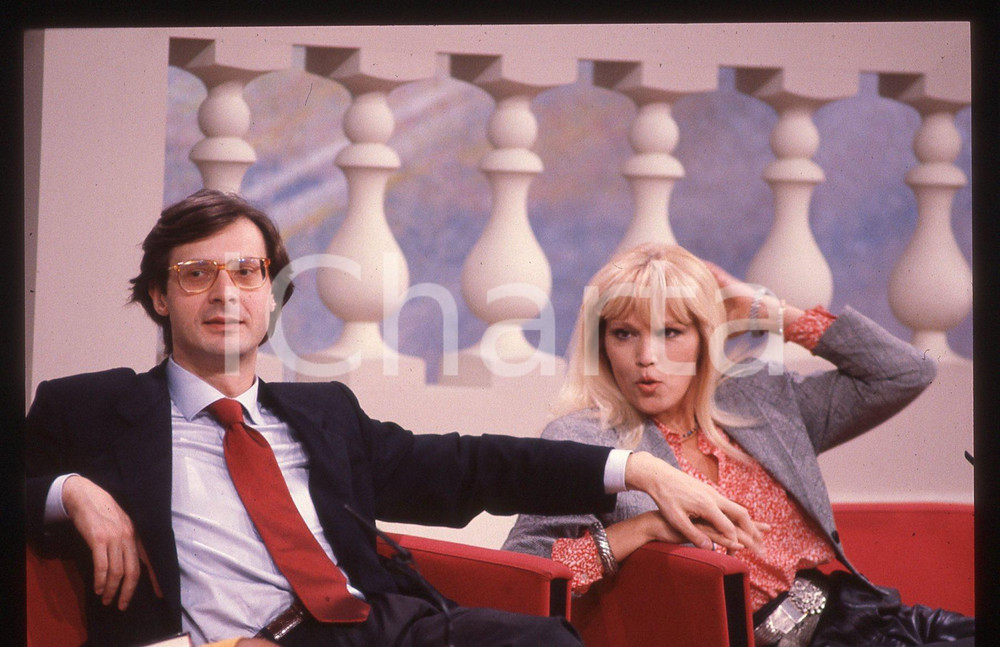 35mm vintage slide*1990 ca TELEVISIONE Vittorio SGARBI Amanda LEAR Ritratto Diapositiva d'epoca, in formato 35 mm. CONDIZIONI: GOODE' severamente vietata la riproduzione. Tutti i diritti sono riservati. ICharta mette in vendita, sul negozio eBay e in esclusiva sul sito "icharta" il proprio archivio composto da numerose diapositive e negativi fotografici d'epoca, tutti originali e autentici, che attraversano la storia del costume italiano tra gli la fine degli anni Sessanta e Novanta.Si tratta di uno sguardo inedito sull'attualit&agrave;, la politica, la vita quotidiana, il gossip e la cultura, che fotografa il cambiamento della nazione in quest'ultimo scorcio del XX secolo. Un'occasione unica per il mercato del collezionismo, che vede finalmente disponibile un archivio eccezionale per vastit&agrave;, tematiche e condizioni, in un settore (il negativo fotografico e la diapositiva) di assoluta novit&agrave; e dalle interessanti prospettive di investimento.  originale e autentica 1