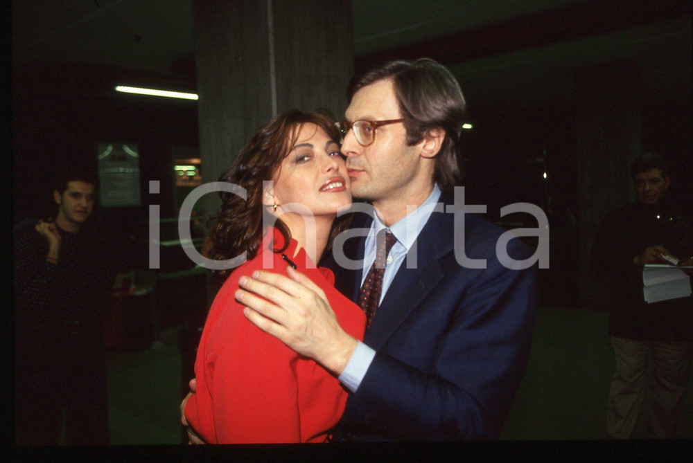 35mm vintage slide*1995 ca COSTUME Vittorio SGARBI e Mirella BANTI ritratto 1 Diapositiva d'epoca, in formato 35 mm. CONDIZIONI: GOODE' severamente vietata la riproduzione. Tutti i diritti sono riservati. ICharta mette in vendita, sul negozio eBay e in esclusiva sul sito "icharta" il proprio archivio composto da numerose diapositive e negativi fotografici d'epoca, tutti originali e autentici, che attraversano la storia del costume italiano tra gli la fine degli anni Sessanta e Novanta.Si tratta di uno sguardo inedito sull'attualit&agrave;, la politica, la vita quotidiana, il gossip e la cultura, che fotografa il cambiamento della nazione in quest'ultimo scorcio del XX secolo. Un'occasione unica per il mercato del collezionismo, che vede finalmente disponibile un archivio eccezionale per vastit&agrave;, tematiche e condizioni, in un settore (il negativo fotografico e la diapositiva) di assoluta novit&agrave; e dalle interessanti prospettive di investimento.  originale e autentica 1