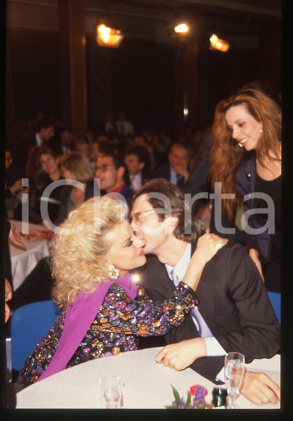 35mm vintage slide*1995 ca COSTUME Donatella PECCI BLUNT e Vittorio SGARBI Diapositiva d'epoca, in formato 35 mm. CONDIZIONI: GOODE' severamente vietata la riproduzione. Tutti i diritti sono riservati. ICharta mette in vendita, sul negozio eBay e in esclusiva sul sito "icharta" il proprio archivio composto da numerose diapositive e negativi fotografici d'epoca, tutti originali e autentici, che attraversano la storia del costume italiano tra gli la fine degli anni Sessanta e Novanta.Si tratta di uno sguardo inedito sull'attualit&agrave;, la politica, la vita quotidiana, il gossip e la cultura, che fotografa il cambiamento della nazione in quest'ultimo scorcio del XX secolo. Un'occasione unica per il mercato del collezionismo, che vede finalmente disponibile un archivio eccezionale per vastit&agrave;, tematiche e condizioni, in un settore (il negativo fotografico e la diapositiva) di assoluta novit&agrave; e dalle interessanti prospettive di investimento.  originale e autentica 1