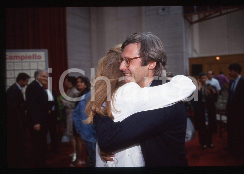 35mm vintage slide*1995 ca COSTUME Vittorio SGARBI Ritratto del critico d'arte 4 Diapositiva d'epoca, in formato 35 mm. CONDIZIONI: GOODE' severamente vietata la riproduzione. Tutti i diritti sono riservati. ICharta mette in vendita, sul negozio eBay e in esclusiva sul sito "icharta" il proprio archivio composto da numerose diapositive e negativi fotografici d'epoca, tutti originali e autentici, che attraversano la storia del costume italiano tra gli la fine degli anni Sessanta e Novanta.Si tratta di uno sguardo inedito sull'attualit&agrave;, la politica, la vita quotidiana, il gossip e la cultura, che fotografa il cambiamento della nazione in quest'ultimo scorcio del XX secolo. Un'occasione unica per il mercato del collezionismo, che vede finalmente disponibile un archivio eccezionale per vastit&agrave;, tematiche e condizioni, in un settore (il negativo fotografico e la diapositiva) di assoluta novit&agrave; e dalle interessanti prospettive di investimento.  originale e autentica 1