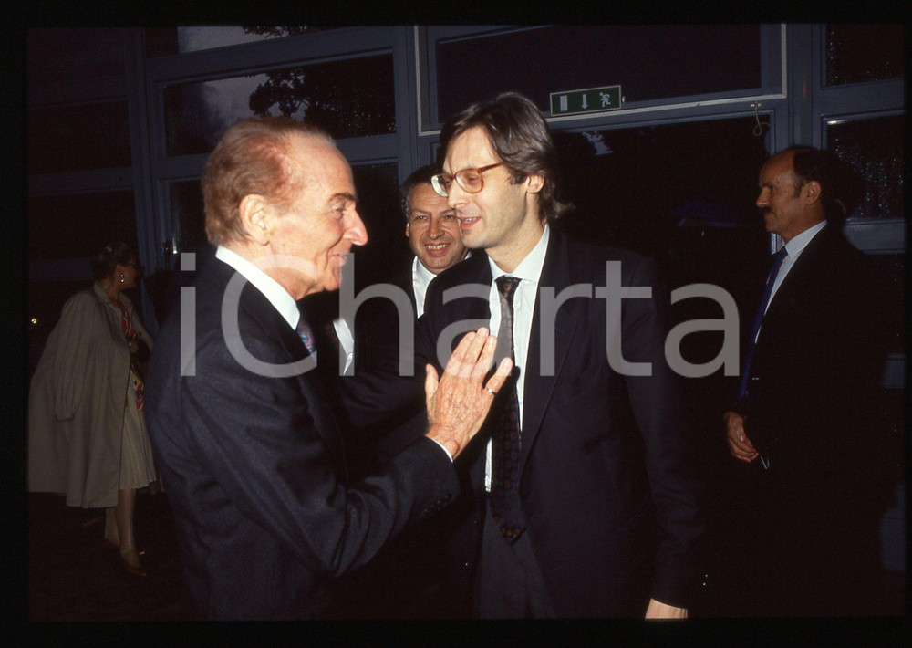 35mm vintage slide*1990 ca COSTUME Vittorio SGARBI e Rossano BRAZZI ritratto Diapositiva d'epoca, in formato 35 mm. CONDIZIONI: GOODE' severamente vietata la riproduzione. Tutti i diritti sono riservati. ICharta mette in vendita, sul negozio eBay e in esclusiva sul sito "icharta" il proprio archivio composto da numerose diapositive e negativi fotografici d'epoca, tutti originali e autentici, che attraversano la storia del costume italiano tra gli la fine degli anni Sessanta e Novanta.Si tratta di uno sguardo inedito sull'attualit&agrave;, la politica, la vita quotidiana, il gossip e la cultura, che fotografa il cambiamento della nazione in quest'ultimo scorcio del XX secolo. Un'occasione unica per il mercato del collezionismo, che vede finalmente disponibile un archivio eccezionale per vastit&agrave;, tematiche e condizioni, in un settore (il negativo fotografico e la diapositiva) di assoluta novit&agrave; e dalle interessanti prospettive di investimento.  originale e autentica 1