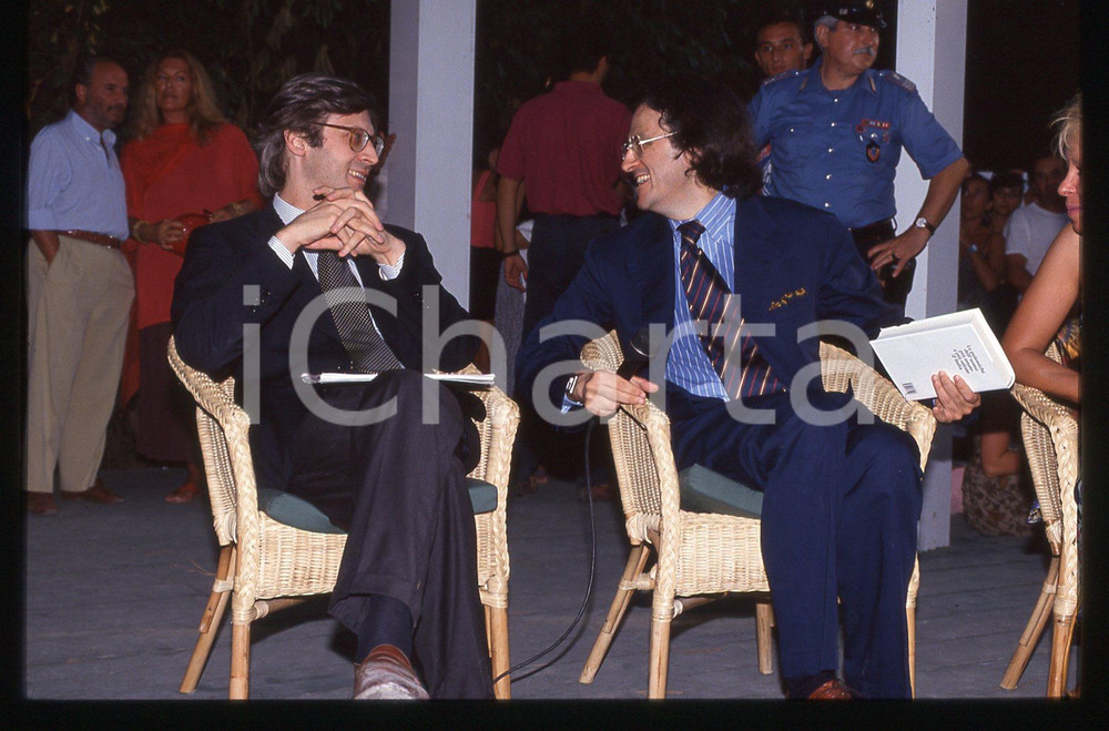 35mm vintage slide*1995 ca COSTUME Gigi MARZULLO con Vittorio SGARBI ritratto Diapositiva d'epoca, in formato 35 mm. CONDIZIONI: GOODE' severamente vietata la riproduzione. Tutti i diritti sono riservati. ICharta mette in vendita, sul negozio eBay e in esclusiva sul sito "icharta" il proprio archivio composto da numerose diapositive e negativi fotografici d'epoca, tutti originali e autentici, che attraversano la storia del costume italiano tra gli la fine degli anni Sessanta e Novanta.Si tratta di uno sguardo inedito sull'attualit&agrave;, la politica, la vita quotidiana, il gossip e la cultura, che fotografa il cambiamento della nazione in quest'ultimo scorcio del XX secolo. Un'occasione unica per il mercato del collezionismo, che vede finalmente disponibile un archivio eccezionale per vastit&agrave;, tematiche e condizioni, in un settore (il negativo fotografico e la diapositiva) di assoluta novit&agrave; e dalle interessanti prospettive di investimento.  originale e autentica 1