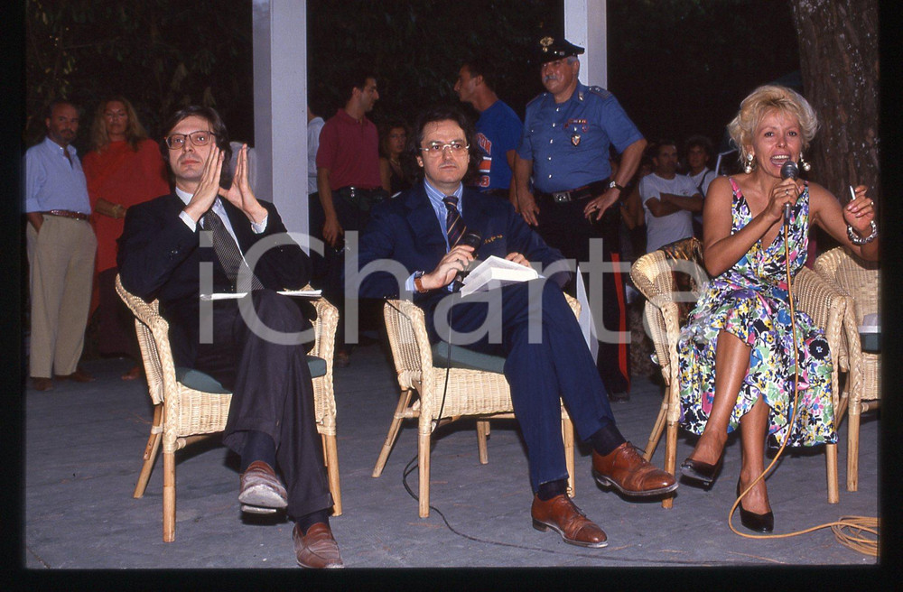 35mm vintage slide*1995 ca COSTUME Rosa ALBERONI Vittorio SGARBI Gigi MARZULLO Diapositiva d'epoca, in formato 35 mm. CONDIZIONI: GOODE' severamente vietata la riproduzione. Tutti i diritti sono riservati. ICharta mette in vendita, sul negozio eBay e in esclusiva sul sito "icharta" il proprio archivio composto da numerose diapositive e negativi fotografici d'epoca, tutti originali e autentici, che attraversano la storia del costume italiano tra gli la fine degli anni Sessanta e Novanta.Si tratta di uno sguardo inedito sull'attualit&agrave;, la politica, la vita quotidiana, il gossip e la cultura, che fotografa il cambiamento della nazione in quest'ultimo scorcio del XX secolo. Un'occasione unica per il mercato del collezionismo, che vede finalmente disponibile un archivio eccezionale per vastit&agrave;, tematiche e condizioni, in un settore (il negativo fotografico e la diapositiva) di assoluta novit&agrave; e dalle interessanti prospettive di investimento.  originale e autentica 1