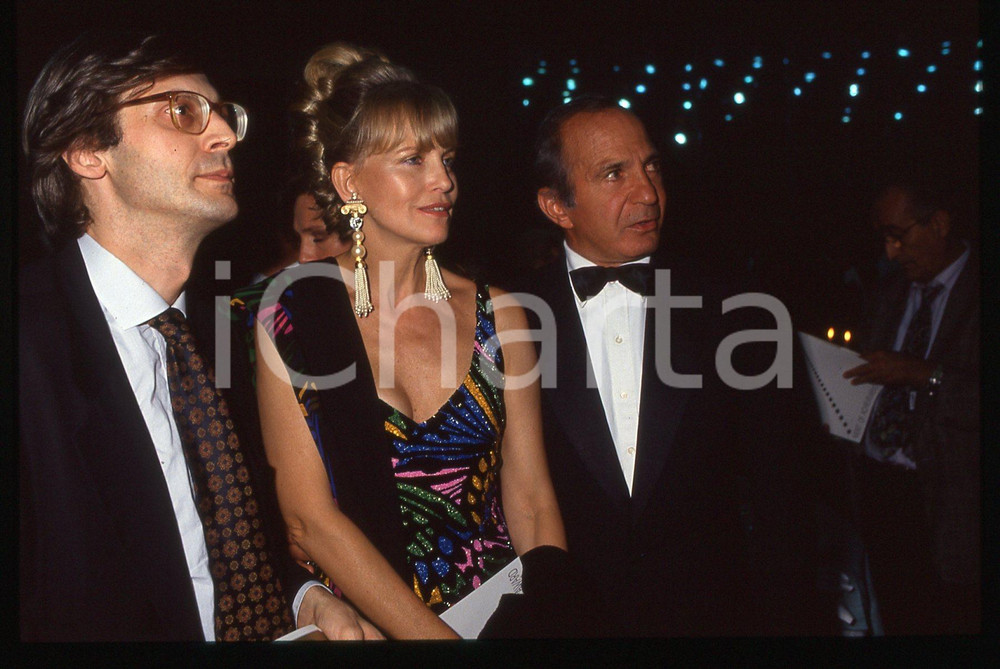35mm vintage slide*1990 ca COSTUME Ben GAZZARA con Vittorio SGARBI ritratto Diapositiva d'epoca, in formato 35 mm. CONDIZIONI: GOODE' severamente vietata la riproduzione. Tutti i diritti sono riservati. ICharta mette in vendita, sul negozio eBay e in esclusiva sul sito "icharta" il proprio archivio composto da numerose diapositive e negativi fotografici d'epoca, tutti originali e autentici, che attraversano la storia del costume italiano tra gli la fine degli anni Sessanta e Novanta.Si tratta di uno sguardo inedito sull'attualit&agrave;, la politica, la vita quotidiana, il gossip e la cultura, che fotografa il cambiamento della nazione in quest'ultimo scorcio del XX secolo. Un'occasione unica per il mercato del collezionismo, che vede finalmente disponibile un archivio eccezionale per vastit&agrave;, tematiche e condizioni, in un settore (il negativo fotografico e la diapositiva) di assoluta novit&agrave; e dalle interessanti prospettive di investimento.  originale e autentica 1