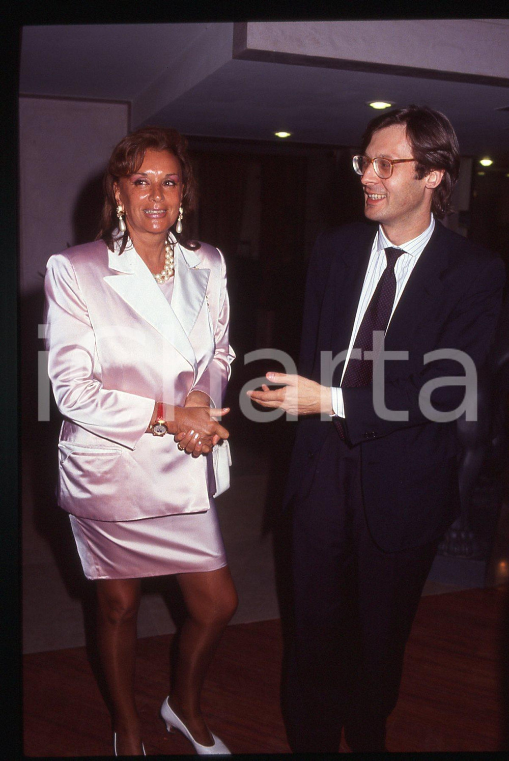 35mm vintage slide*1995 ca COSTUME Ljuba RIZZOLI e Vittorio SGARBI ritratto Diapositiva d'epoca, in formato 35 mm.Nella diapositiva appare Maria Luisa Rosa Rizzoli detta Ljuba.  CONDIZIONI: GOODE' severamente vietata la riproduzione. Tutti i diritti sono riservati. ICharta mette in vendita, sul negozio eBay e in esclusiva sul sito "icharta" il proprio archivio composto da numerose diapositive e negativi fotografici d'epoca, tutti originali e autentici, che attraversano la storia del costume italiano tra gli la fine degli anni Sessanta e Novanta.Si tratta di uno sguardo inedito sull'attualit&agrave;, la politica, la vita quotidiana, il gossip e la cultura, che fotografa il cambiamento della nazione in quest'ultimo scorcio del XX secolo. Un'occasione unica per il mercato del collezionismo, che vede finalmente disponibile un archivio eccezionale per vastit&agrave;, tematiche e condizioni, in un settore (il negativo fotografico e la diapositiva) di assoluta novit&agrave; e dalle interessanti prospettive di investimento.  originale e autentica 1