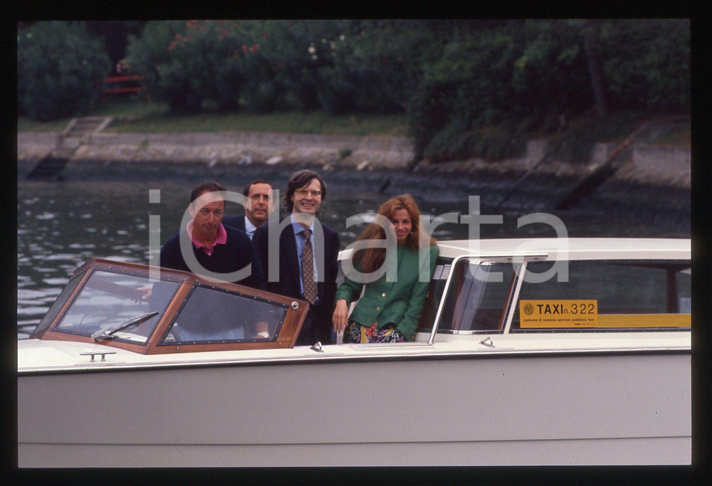 35mm vintage slide*1995 ca  COSTUME Vittorio SGARBI con Annie PAPA ritratto 4 Diapositiva d'epoca, in formato 35 mm. CONDIZIONI: GOODE' severamente vietata la riproduzione. Tutti i diritti sono riservati. ICharta mette in vendita, sul negozio eBay e in esclusiva sul sito "icharta" il proprio archivio composto da numerose diapositive e negativi fotografici d'epoca, tutti originali e autentici, che attraversano la storia del costume italiano tra gli la fine degli anni Sessanta e Novanta.Si tratta di uno sguardo inedito sull'attualit&agrave;, la politica, la vita quotidiana, il gossip e la cultura, che fotografa il cambiamento della nazione in quest'ultimo scorcio del XX secolo. Un'occasione unica per il mercato del collezionismo, che vede finalmente disponibile un archivio eccezionale per vastit&agrave;, tematiche e condizioni, in un settore (il negativo fotografico e la diapositiva) di assoluta novit&agrave; e dalle interessanti prospettive di investimento.  originale e autentica 1