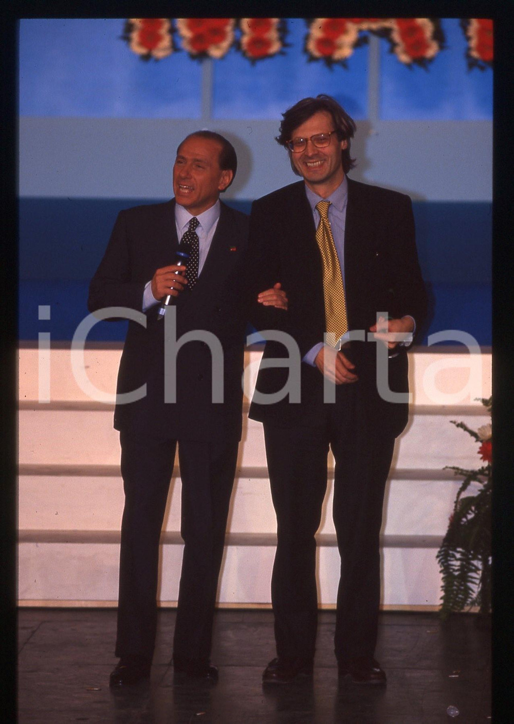 35mm vintage slide* 2000 ca TELEVISIONE Silvio BERLUSCONI con Vittorio SGARBI Diapositiva d'epoca, in formato 35 mm. CONDIZIONI: GOODE' severamente vietata la riproduzione. Tutti i diritti sono riservati. ICharta mette in vendita, sul negozio eBay e in esclusiva sul sito "icharta" il proprio archivio composto da numerose diapositive e negativi fotografici d'epoca, tutti originali e autentici, che attraversano la storia del costume italiano tra gli la fine degli anni Sessanta e Novanta.Si tratta di uno sguardo inedito sull'attualit&agrave;, la politica, la vita quotidiana, il gossip e la cultura, che fotografa il cambiamento della nazione in quest'ultimo scorcio del XX secolo. Un'occasione unica per il mercato del collezionismo, che vede finalmente disponibile un archivio eccezionale per vastit&agrave;, tematiche e condizioni, in un settore (il negativo fotografico e la diapositiva) di assoluta novit&agrave; e dalle interessanti prospettive di investimento.  originale e autentica 1