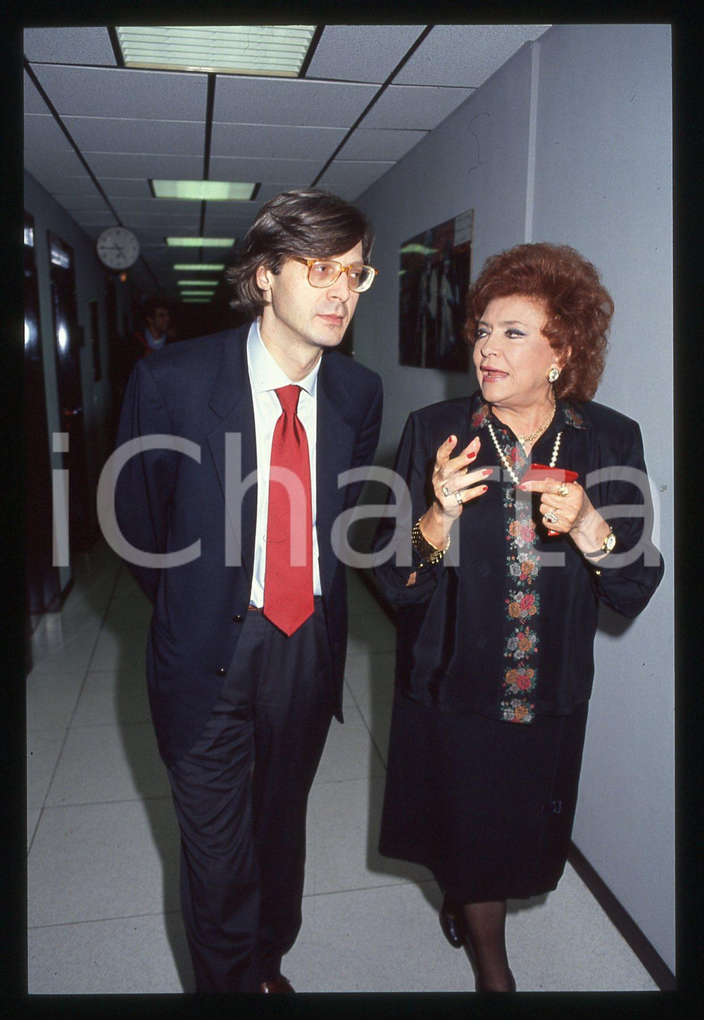 35mm vintage slide*1995 ca TELEVISIONE Nilla PIZZI e Vittorio SGARBI ritratto Diapositiva d'epoca, in formato 35 mm. CONDIZIONI: GOODE' severamente vietata la riproduzione. Tutti i diritti sono riservati. ICharta mette in vendita, sul negozio eBay e in esclusiva sul sito "icharta" il proprio archivio composto da numerose diapositive e negativi fotografici d'epoca, tutti originali e autentici, che attraversano la storia del costume italiano tra gli la fine degli anni Sessanta e Novanta.Si tratta di uno sguardo inedito sull'attualit&agrave;, la politica, la vita quotidiana, il gossip e la cultura, che fotografa il cambiamento della nazione in quest'ultimo scorcio del XX secolo. Un'occasione unica per il mercato del collezionismo, che vede finalmente disponibile un archivio eccezionale per vastit&agrave;, tematiche e condizioni, in un settore (il negativo fotografico e la diapositiva) di assoluta novit&agrave; e dalle interessanti prospettive di investimento.  originale e autentica 1