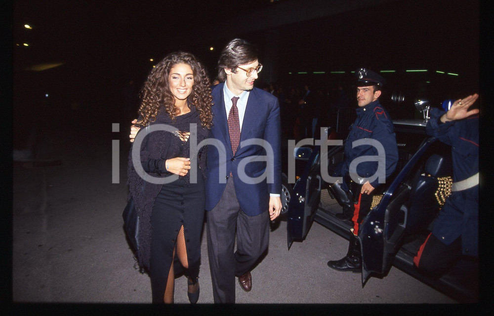 35mm vintage slide*1995 ca COSTUME Vittorio SGARBI con Fanny CADEO paparazzati 2 Diapositiva d'epoca, in formato 35 mm. CONDIZIONI: GOODE' severamente vietata la riproduzione. Tutti i diritti sono riservati. ICharta mette in vendita, sul negozio eBay e in esclusiva sul sito "icharta" il proprio archivio composto da numerose diapositive e negativi fotografici d'epoca, tutti originali e autentici, che attraversano la storia del costume italiano tra gli la fine degli anni Sessanta e Novanta.Si tratta di uno sguardo inedito sull'attualit&agrave;, la politica, la vita quotidiana, il gossip e la cultura, che fotografa il cambiamento della nazione in quest'ultimo scorcio del XX secolo. Un'occasione unica per il mercato del collezionismo, che vede finalmente disponibile un archivio eccezionale per vastit&agrave;, tematiche e condizioni, in un settore (il negativo fotografico e la diapositiva) di assoluta novit&agrave; e dalle interessanti prospettive di investimento.  originale e autentica 1