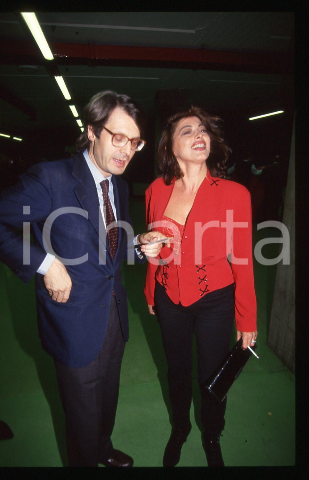 35mm vintage slide*1995 ca  COSTUME  Vittorio SGARBI e Mirella BANTI ritratto 8 Diapositiva d'epoca, in formato 35 mm. CONDIZIONI: GOODE' severamente vietata la riproduzione. Tutti i diritti sono riservati. ICharta mette in vendita, sul negozio eBay e in esclusiva sul sito "icharta" il proprio archivio composto da numerose diapositive e negativi fotografici d'epoca, tutti originali e autentici, che attraversano la storia del costume italiano tra gli la fine degli anni Sessanta e Novanta.Si tratta di uno sguardo inedito sull'attualit&agrave;, la politica, la vita quotidiana, il gossip e la cultura, che fotografa il cambiamento della nazione in quest'ultimo scorcio del XX secolo. Un'occasione unica per il mercato del collezionismo, che vede finalmente disponibile un archivio eccezionale per vastit&agrave;, tematiche e condizioni, in un settore (il negativo fotografico e la diapositiva) di assoluta novit&agrave; e dalle interessanti prospettive di investimento.  originale e autentica 1