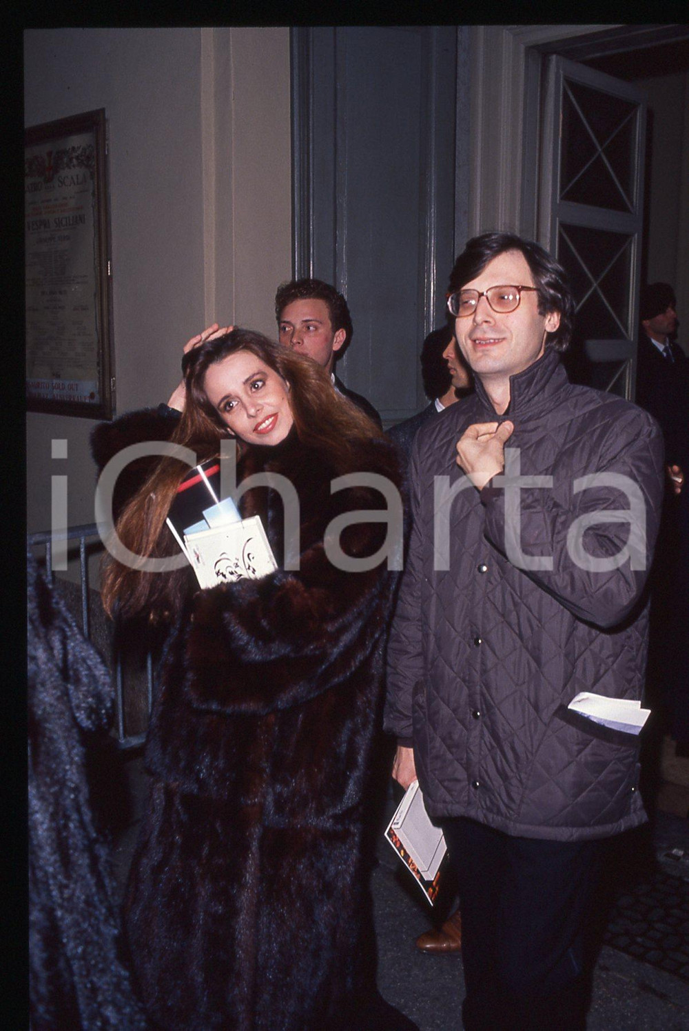 35mm vintage slide*1990 ca COSTUME Vittorio SGARBI con Patrizia LORI (2) Diapositiva d'epoca, in formato 35 mm. CONDIZIONI: GOODE' severamente vietata la riproduzione. Tutti i diritti sono riservati. ICharta mette in vendita, sul negozio eBay e in esclusiva sul sito "icharta" il proprio archivio composto da numerose diapositive e negativi fotografici d'epoca, tutti originali e autentici, che attraversano la storia del costume italiano tra gli la fine degli anni Sessanta e Novanta.Si tratta di uno sguardo inedito sull'attualit&agrave;, la politica, la vita quotidiana, il gossip e la cultura, che fotografa il cambiamento della nazione in quest'ultimo scorcio del XX secolo. Un'occasione unica per il mercato del collezionismo, che vede finalmente disponibile un archivio eccezionale per vastit&agrave;, tematiche e condizioni, in un settore (il negativo fotografico e la diapositiva) di assoluta novit&agrave; e dalle interessanti prospettive di investimento.  originale e autentica 1