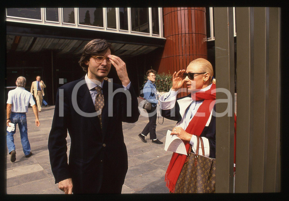 35mm vintage slide*1990 ca TELEVISIONE Raffaella CARRA' Vittorio SGARBI ritratto Diapositiva d'epoca, in formato 35 mm. CONDIZIONI: GOODE' severamente vietata la riproduzione. Tutti i diritti sono riservati. ICharta mette in vendita, sul negozio eBay e in esclusiva sul sito "icharta" il proprio archivio composto da numerose diapositive e negativi fotografici d'epoca, tutti originali e autentici, che attraversano la storia del costume italiano tra gli la fine degli anni Sessanta e Novanta.Si tratta di uno sguardo inedito sull'attualit&agrave;, la politica, la vita quotidiana, il gossip e la cultura, che fotografa il cambiamento della nazione in quest'ultimo scorcio del XX secolo. Un'occasione unica per il mercato del collezionismo, che vede finalmente disponibile un archivio eccezionale per vastit&agrave;, tematiche e condizioni, in un settore (il negativo fotografico e la diapositiva) di assoluta novit&agrave; e dalle interessanti prospettive di investimento.  originale e autentica 1