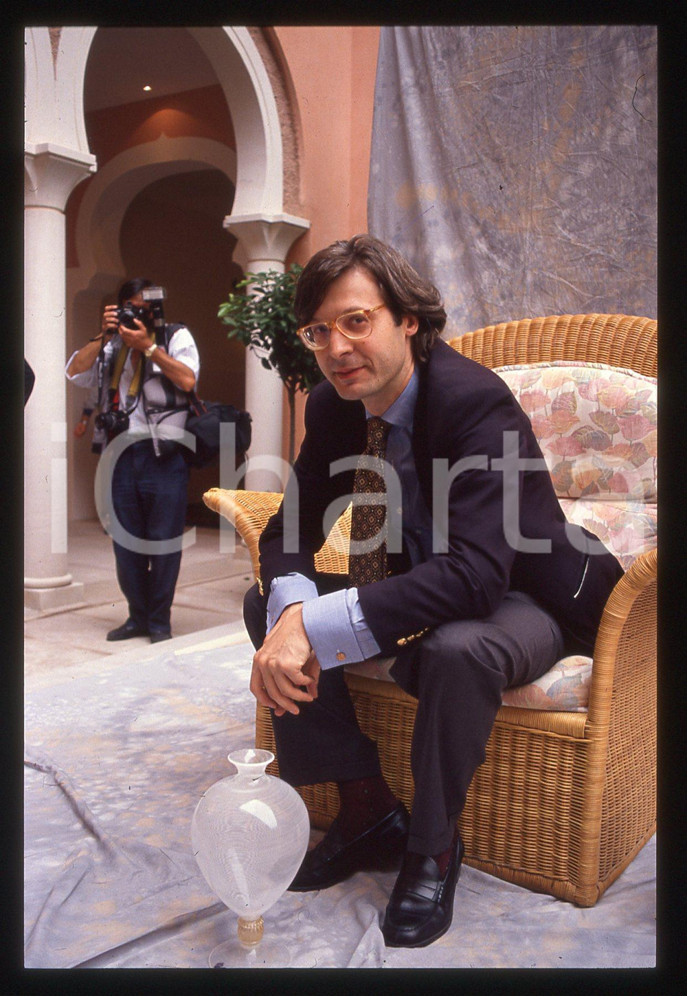 35mm vintage slide*1995ca COSTUME Vittorio SGARBI Ritratto del critico d'arte 22 Diapositiva d'epoca, in formato 35 mm. CONDIZIONI: GOODE' severamente vietata la riproduzione. Tutti i diritti sono riservati. ICharta mette in vendita, sul negozio eBay e in esclusiva sul sito "icharta" il proprio archivio composto da numerose diapositive e negativi fotografici d'epoca, tutti originali e autentici, che attraversano la storia del costume italiano tra gli la fine degli anni Sessanta e Novanta.Si tratta di uno sguardo inedito sull'attualit&agrave;, la politica, la vita quotidiana, il gossip e la cultura, che fotografa il cambiamento della nazione in quest'ultimo scorcio del XX secolo. Un'occasione unica per il mercato del collezionismo, che vede finalmente disponibile un archivio eccezionale per vastit&agrave;, tematiche e condizioni, in un settore (il negativo fotografico e la diapositiva) di assoluta novit&agrave; e dalle interessanti prospettive di investimento.  originale e autentica 1