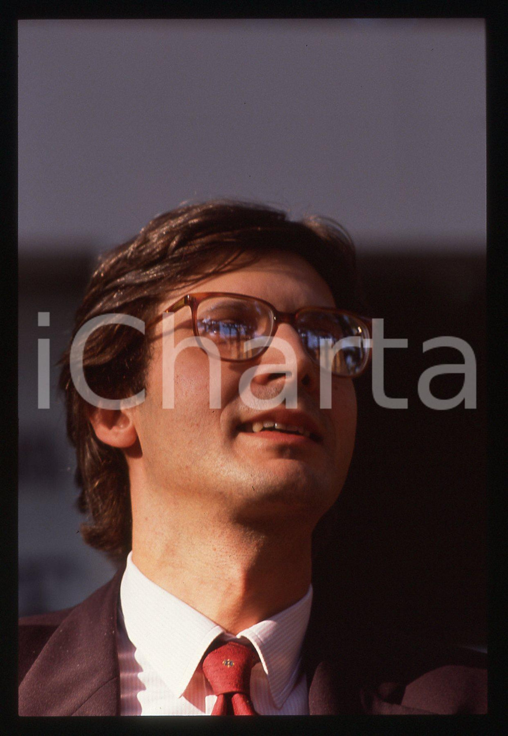 35mm vintage slide*1995ca COSTUME Vittorio SGARBI Ritratto del critico d'arte 26 Diapositiva d'epoca, in formato 35 mm. CONDIZIONI: GOODE' severamente vietata la riproduzione. Tutti i diritti sono riservati. ICharta mette in vendita, sul negozio eBay e in esclusiva sul sito "icharta" il proprio archivio composto da numerose diapositive e negativi fotografici d'epoca, tutti originali e autentici, che attraversano la storia del costume italiano tra gli la fine degli anni Sessanta e Novanta.Si tratta di uno sguardo inedito sull'attualit&agrave;, la politica, la vita quotidiana, il gossip e la cultura, che fotografa il cambiamento della nazione in quest'ultimo scorcio del XX secolo. Un'occasione unica per il mercato del collezionismo, che vede finalmente disponibile un archivio eccezionale per vastit&agrave;, tematiche e condizioni, in un settore (il negativo fotografico e la diapositiva) di assoluta novit&agrave; e dalle interessanti prospettive di investimento.  originale e autentica 1