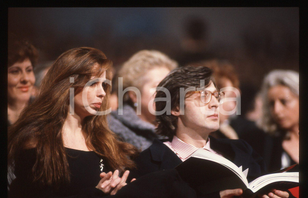 35mm vintage slide*1990 ca COSTUME Vittorio SGARBI con Patrizia LORI ritratto 4 Diapositiva d'epoca, in formato 35 mm. CONDIZIONI: GOODE' severamente vietata la riproduzione. Tutti i diritti sono riservati. ICharta mette in vendita, sul negozio eBay e in esclusiva sul sito "icharta" il proprio archivio composto da numerose diapositive e negativi fotografici d'epoca, tutti originali e autentici, che attraversano la storia del costume italiano tra gli la fine degli anni Sessanta e Novanta.Si tratta di uno sguardo inedito sull'attualit&agrave;, la politica, la vita quotidiana, il gossip e la cultura, che fotografa il cambiamento della nazione in quest'ultimo scorcio del XX secolo. Un'occasione unica per il mercato del collezionismo, che vede finalmente disponibile un archivio eccezionale per vastit&agrave;, tematiche e condizioni, in un settore (il negativo fotografico e la diapositiva) di assoluta novit&agrave; e dalle interessanti prospettive di investimento.  originale e autentica 1