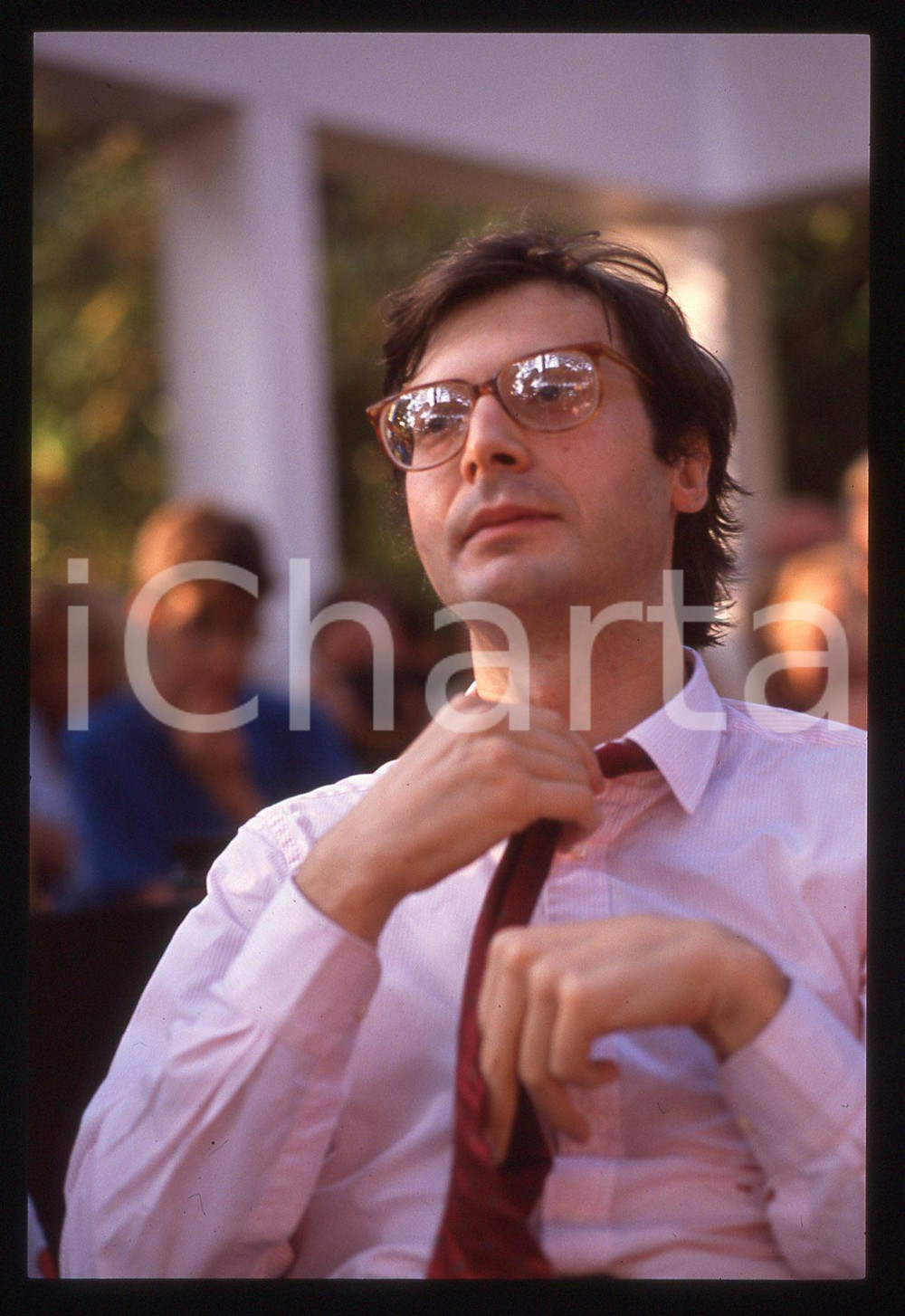 35mm vintage slide*1995ca COSTUME Vittorio SGARBI Ritratto del critico d'arte 36 Diapositiva d'epoca, in formato 35 mm. CONDIZIONI: GOODE' severamente vietata la riproduzione. Tutti i diritti sono riservati. ICharta mette in vendita, sul negozio eBay e in esclusiva sul sito "icharta" il proprio archivio composto da numerose diapositive e negativi fotografici d'epoca, tutti originali e autentici, che attraversano la storia del costume italiano tra gli la fine degli anni Sessanta e Novanta.Si tratta di uno sguardo inedito sull'attualit&agrave;, la politica, la vita quotidiana, il gossip e la cultura, che fotografa il cambiamento della nazione in quest'ultimo scorcio del XX secolo. Un'occasione unica per il mercato del collezionismo, che vede finalmente disponibile un archivio eccezionale per vastit&agrave;, tematiche e condizioni, in un settore (il negativo fotografico e la diapositiva) di assoluta novit&agrave; e dalle interessanti prospettive di investimento.  originale e autentica 1