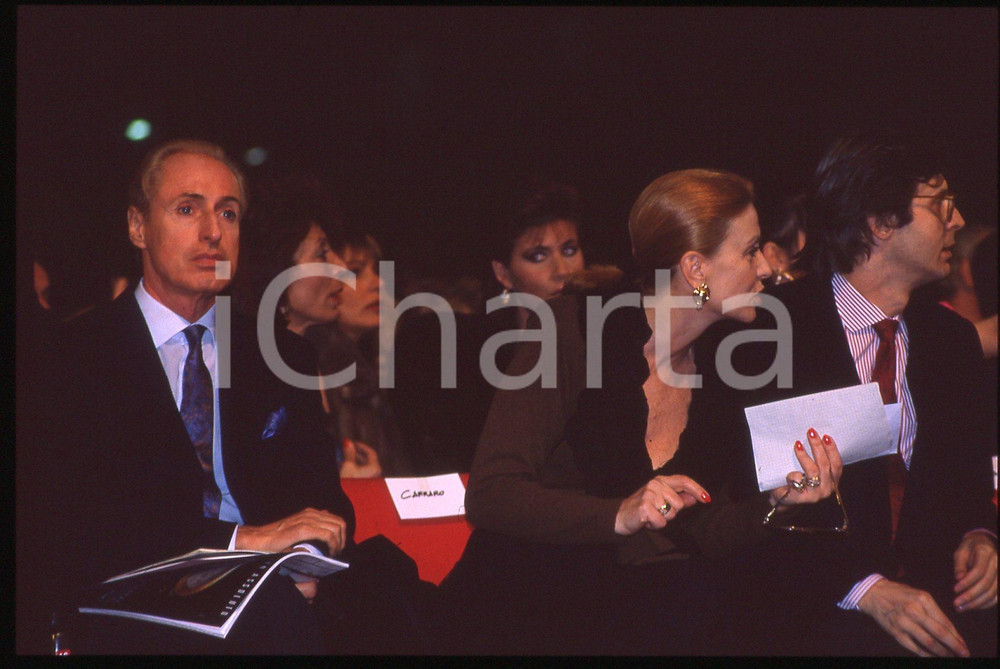 35mm vintage slide* 1995ca COSTUME Renato BALESTRA con Vittorio SGARBI ritratto Diapositiva d'epoca, in formato 35 mm. CONDIZIONI: GOODE' severamente vietata la riproduzione. Tutti i diritti sono riservati. ICharta mette in vendita, sul negozio eBay e in esclusiva sul sito "icharta" il proprio archivio composto da numerose diapositive e negativi fotografici d'epoca, tutti originali e autentici, che attraversano la storia del costume italiano tra gli la fine degli anni Sessanta e Novanta.Si tratta di uno sguardo inedito sull'attualit&agrave;, la politica, la vita quotidiana, il gossip e la cultura, che fotografa il cambiamento della nazione in quest'ultimo scorcio del XX secolo. Un'occasione unica per il mercato del collezionismo, che vede finalmente disponibile un archivio eccezionale per vastit&agrave;, tematiche e condizioni, in un settore (il negativo fotografico e la diapositiva) di assoluta novit&agrave; e dalle interessanti prospettive di investimento.  originale e autentica 1