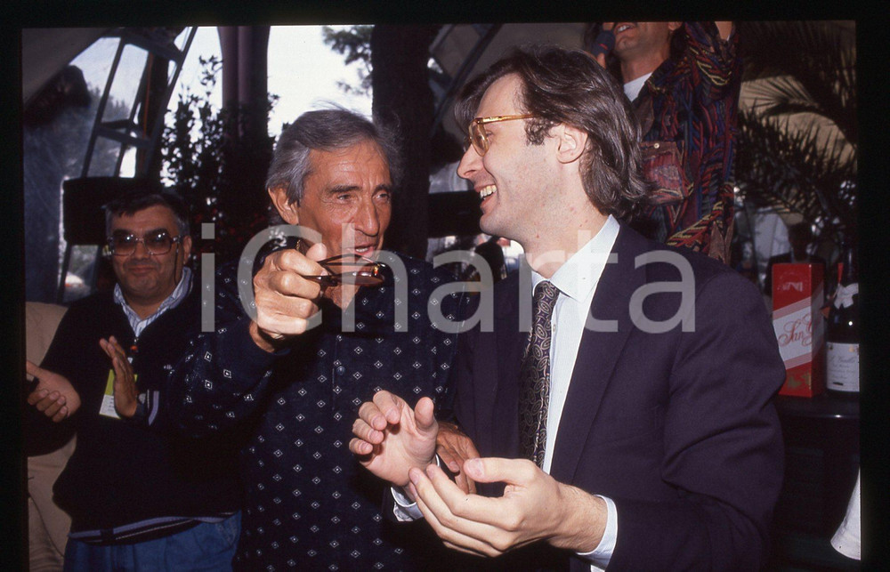 35mm vintage slide* 1990 ca ITALIA Walter CHIARI e Vittorio SGARBI ritratto Diapositiva d'epoca, in formato 35 mm. CONDIZIONI: GOODE' severamente vietata la riproduzione. Tutti i diritti sono riservati. ICharta mette in vendita, sul negozio eBay e in esclusiva sul sito "icharta" il proprio archivio composto da numerose diapositive e negativi fotografici d'epoca, tutti originali e autentici, che attraversano la storia del costume italiano tra gli la fine degli anni Sessanta e Novanta.Si tratta di uno sguardo inedito sull'attualit&agrave;, la politica, la vita quotidiana, il gossip e la cultura, che fotografa il cambiamento della nazione in quest'ultimo scorcio del XX secolo. Un'occasione unica per il mercato del collezionismo, che vede finalmente disponibile un archivio eccezionale per vastit&agrave;, tematiche e condizioni, in un settore (il negativo fotografico e la diapositiva) di assoluta novit&agrave; e dalle interessanti prospettive di investimento.  originale e autentica 1