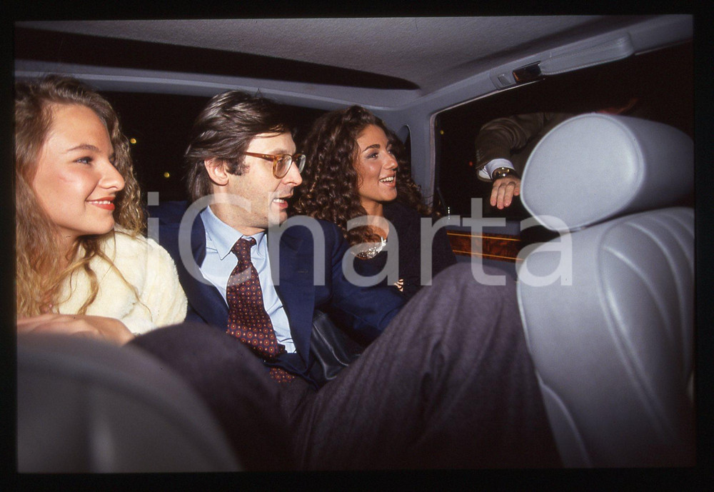 35mm vintage slide*1995ca COSTUME Vittorio SGARBI con Fanny CADEO paparazzati 15 Diapositiva d'epoca, in formato 35 mm. CONDIZIONI: GOODE' severamente vietata la riproduzione. Tutti i diritti sono riservati. ICharta mette in vendita, sul negozio eBay e in esclusiva sul sito "icharta" il proprio archivio composto da numerose diapositive e negativi fotografici d'epoca, tutti originali e autentici, che attraversano la storia del costume italiano tra gli la fine degli anni Sessanta e Novanta.Si tratta di uno sguardo inedito sull'attualit&agrave;, la politica, la vita quotidiana, il gossip e la cultura, che fotografa il cambiamento della nazione in quest'ultimo scorcio del XX secolo. Un'occasione unica per il mercato del collezionismo, che vede finalmente disponibile un archivio eccezionale per vastit&agrave;, tematiche e condizioni, in un settore (il negativo fotografico e la diapositiva) di assoluta novit&agrave; e dalle interessanti prospettive di investimento.  originale e autentica 1