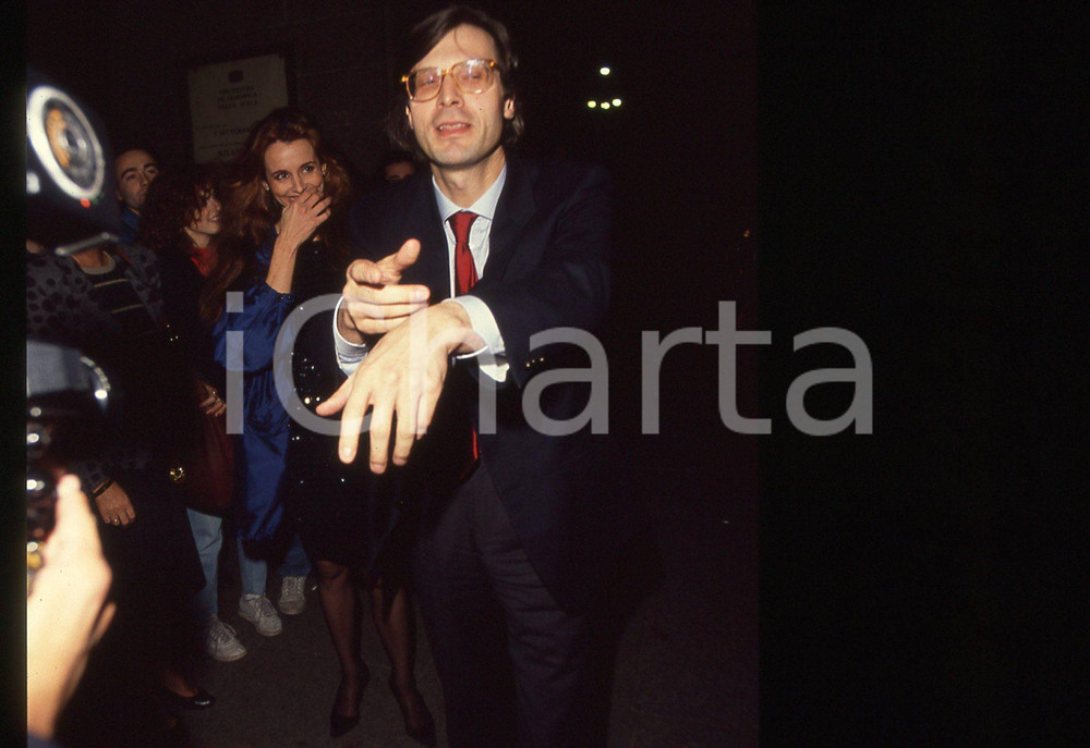 35mm vintage slide*1995ca COSTUME Vittorio SGARBI Ritratto del critico d'arte 39 Diapositiva d'epoca, in formato 35 mm. CONDIZIONI: GOODE' severamente vietata la riproduzione. Tutti i diritti sono riservati. ICharta mette in vendita, sul negozio eBay e in esclusiva sul sito "icharta" il proprio archivio composto da numerose diapositive e negativi fotografici d'epoca, tutti originali e autentici, che attraversano la storia del costume italiano tra gli la fine degli anni Sessanta e Novanta.Si tratta di uno sguardo inedito sull'attualit&agrave;, la politica, la vita quotidiana, il gossip e la cultura, che fotografa il cambiamento della nazione in quest'ultimo scorcio del XX secolo. Un'occasione unica per il mercato del collezionismo, che vede finalmente disponibile un archivio eccezionale per vastit&agrave;, tematiche e condizioni, in un settore (il negativo fotografico e la diapositiva) di assoluta novit&agrave; e dalle interessanti prospettive di investimento.  originale e autentica 1