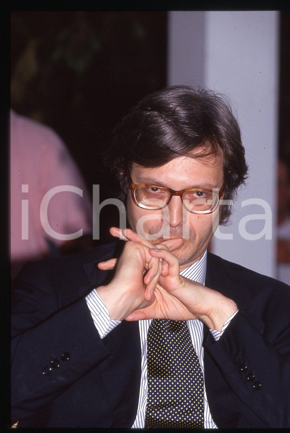 35mm vintage slide*1995ca COSTUME Vittorio SGARBI Ritratto del critico d'arte 42 Diapositiva d'epoca, in formato 35 mm. CONDIZIONI: GOODE' severamente vietata la riproduzione. Tutti i diritti sono riservati. ICharta mette in vendita, sul negozio eBay e in esclusiva sul sito "icharta" il proprio archivio composto da numerose diapositive e negativi fotografici d'epoca, tutti originali e autentici, che attraversano la storia del costume italiano tra gli la fine degli anni Sessanta e Novanta.Si tratta di uno sguardo inedito sull'attualit&agrave;, la politica, la vita quotidiana, il gossip e la cultura, che fotografa il cambiamento della nazione in quest'ultimo scorcio del XX secolo. Un'occasione unica per il mercato del collezionismo, che vede finalmente disponibile un archivio eccezionale per vastit&agrave;, tematiche e condizioni, in un settore (il negativo fotografico e la diapositiva) di assoluta novit&agrave; e dalle interessanti prospettive di investimento.  originale e autentica 1