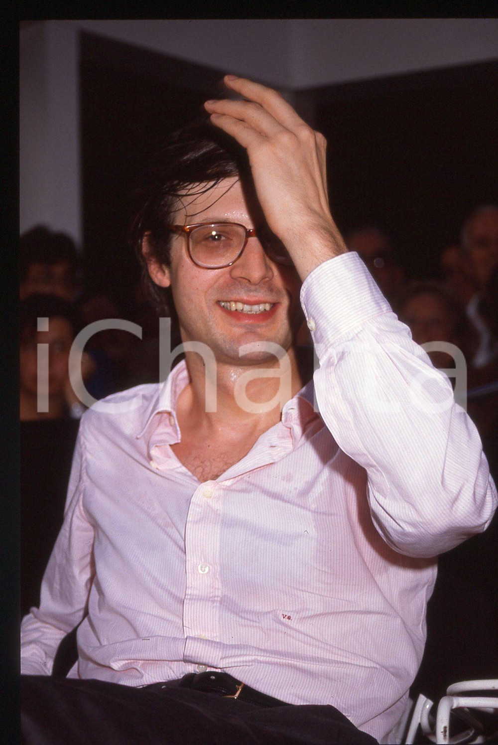 35mm vintage slide*1995ca COSTUME Vittorio SGARBI Ritratto del critico d'arte 47 Diapositiva d'epoca, in formato 35 mm. CONDIZIONI: GOODE' severamente vietata la riproduzione. Tutti i diritti sono riservati. ICharta mette in vendita, sul negozio eBay e in esclusiva sul sito "icharta" il proprio archivio composto da numerose diapositive e negativi fotografici d'epoca, tutti originali e autentici, che attraversano la storia del costume italiano tra gli la fine degli anni Sessanta e Novanta.Si tratta di uno sguardo inedito sull'attualit&agrave;, la politica, la vita quotidiana, il gossip e la cultura, che fotografa il cambiamento della nazione in quest'ultimo scorcio del XX secolo. Un'occasione unica per il mercato del collezionismo, che vede finalmente disponibile un archivio eccezionale per vastit&agrave;, tematiche e condizioni, in un settore (il negativo fotografico e la diapositiva) di assoluta novit&agrave; e dalle interessanti prospettive di investimento.  originale e autentica 1