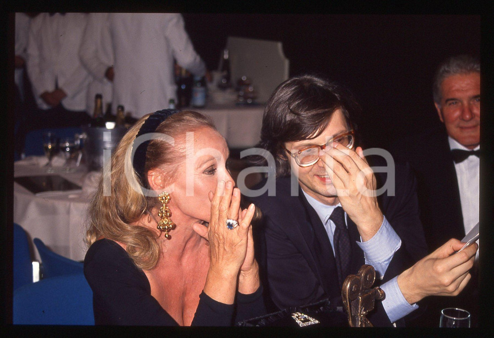Fotografia d epoca originale 35mm vintage slide 1990ca COSTUME Ursula ANDRESS con Vittorio SGARBI 2 1