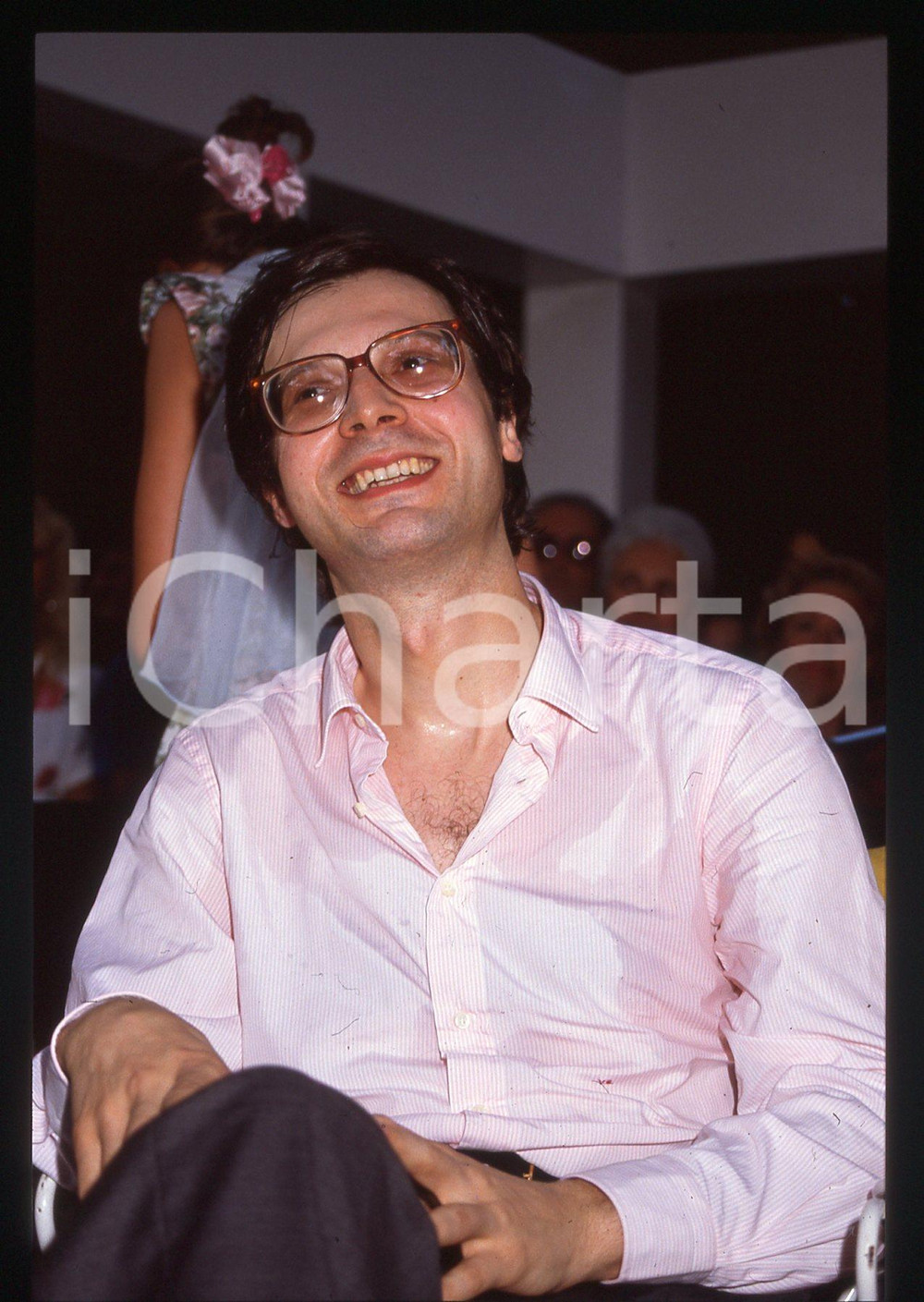 35mm vintage slide*1995ca COSTUME Vittorio SGARBI Ritratto del critico d'arte 73 Diapositiva d'epoca, in formato 35 mm. CONDIZIONI: GOODE' severamente vietata la riproduzione. Tutti i diritti sono riservati. ICharta mette in vendita, sul negozio eBay e in esclusiva sul sito "icharta" il proprio archivio composto da numerose diapositive e negativi fotografici d'epoca, tutti originali e autentici, che attraversano la storia del costume italiano tra gli la fine degli anni Sessanta e Novanta.Si tratta di uno sguardo inedito sull'attualit&agrave;, la politica, la vita quotidiana, il gossip e la cultura, che fotografa il cambiamento della nazione in quest'ultimo scorcio del XX secolo. Un'occasione unica per il mercato del collezionismo, che vede finalmente disponibile un archivio eccezionale per vastit&agrave;, tematiche e condizioni, in un settore (il negativo fotografico e la diapositiva) di assoluta novit&agrave; e dalle interessanti prospettive di investimento.  originale e autentica 1