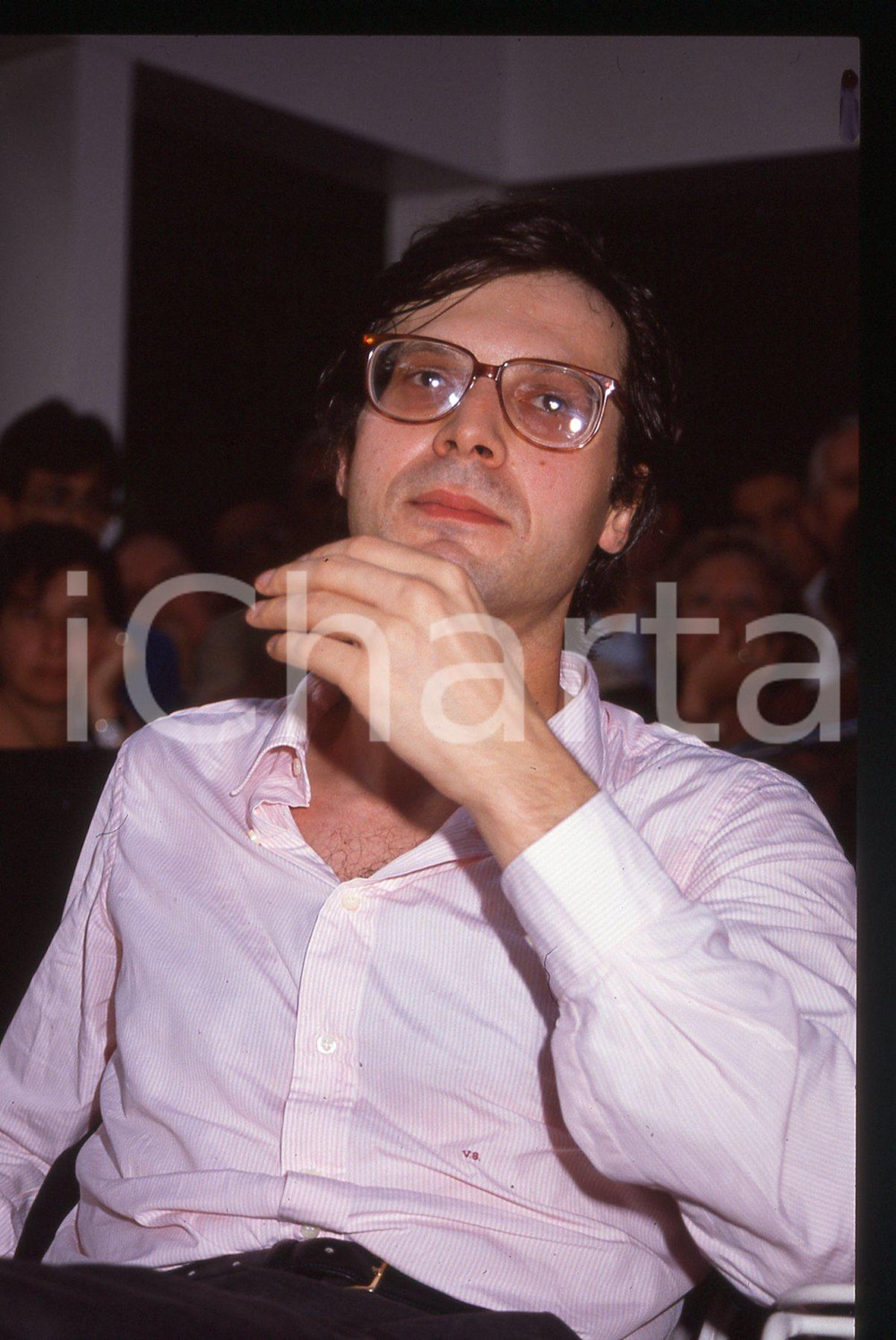 35mm vintage slide*1995ca COSTUME Vittorio SGARBI Ritratto del critico d'arte 77 Diapositiva d'epoca, in formato 35 mm. CONDIZIONI: GOODE' severamente vietata la riproduzione. Tutti i diritti sono riservati. ICharta mette in vendita, sul negozio eBay e in esclusiva sul sito "icharta" il proprio archivio composto da numerose diapositive e negativi fotografici d'epoca, tutti originali e autentici, che attraversano la storia del costume italiano tra gli la fine degli anni Sessanta e Novanta.Si tratta di uno sguardo inedito sull'attualit&agrave;, la politica, la vita quotidiana, il gossip e la cultura, che fotografa il cambiamento della nazione in quest'ultimo scorcio del XX secolo. Un'occasione unica per il mercato del collezionismo, che vede finalmente disponibile un archivio eccezionale per vastit&agrave;, tematiche e condizioni, in un settore (il negativo fotografico e la diapositiva) di assoluta novit&agrave; e dalle interessanti prospettive di investimento.  originale e autentica 1
