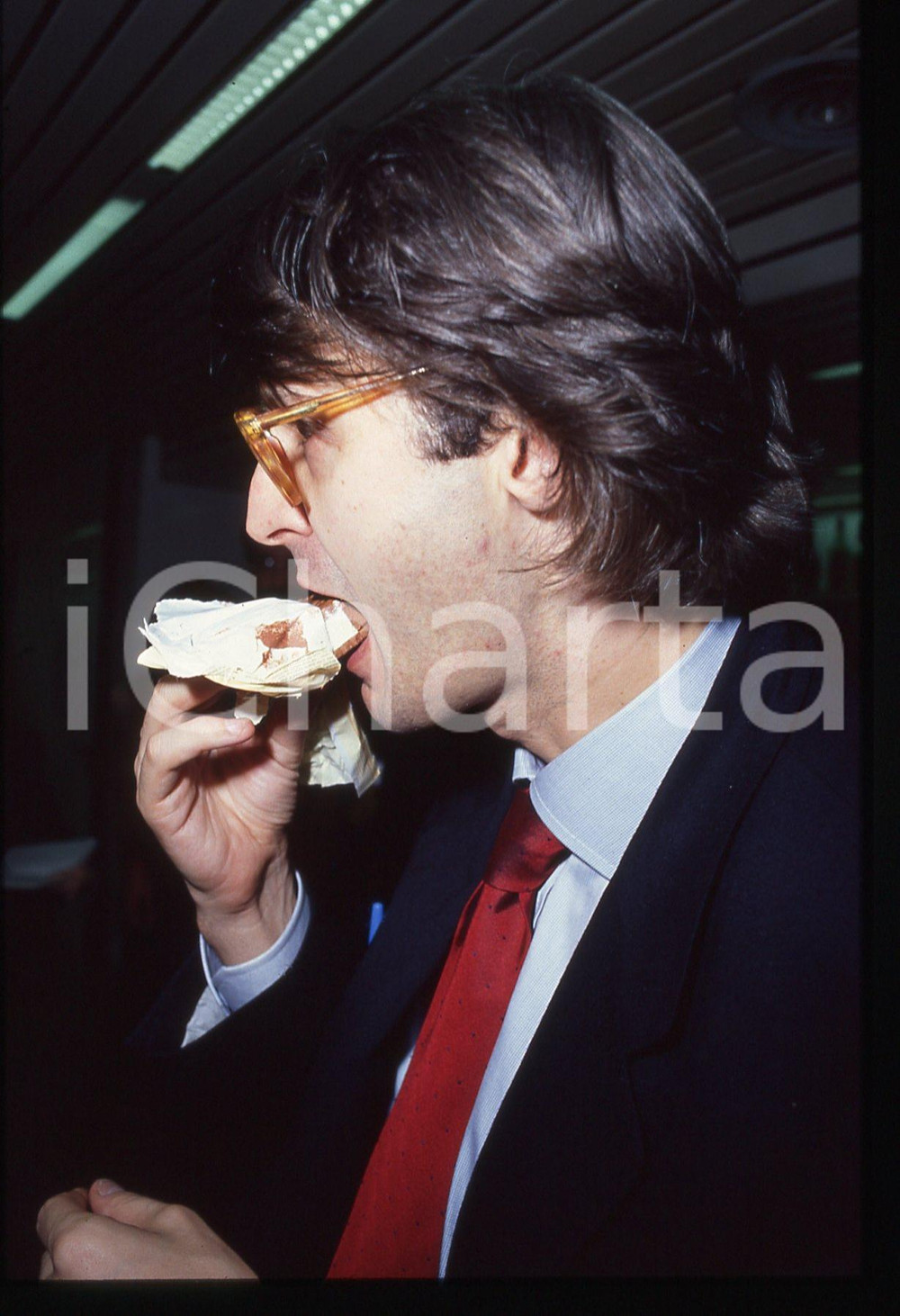 35mm vintage slide* 1995 ca COSTUME Vittorio SGARBI paparazzato (30) Diapositiva d'epoca, in formato 35 mm. CONDIZIONI: GOODE' severamente vietata la riproduzione. Tutti i diritti sono riservati. ICharta mette in vendita, sul negozio eBay e in esclusiva sul sito "icharta" il proprio archivio composto da numerose diapositive e negativi fotografici d'epoca, tutti originali e autentici, che attraversano la storia del costume italiano tra gli la fine degli anni Sessanta e Novanta.Si tratta di uno sguardo inedito sull'attualit&agrave;, la politica, la vita quotidiana, il gossip e la cultura, che fotografa il cambiamento della nazione in quest'ultimo scorcio del XX secolo. Un'occasione unica per il mercato del collezionismo, che vede finalmente disponibile un archivio eccezionale per vastit&agrave;, tematiche e condizioni, in un settore (il negativo fotografico e la diapositiva) di assoluta novit&agrave; e dalle interessanti prospettive di investimento.  originale e autentica 1