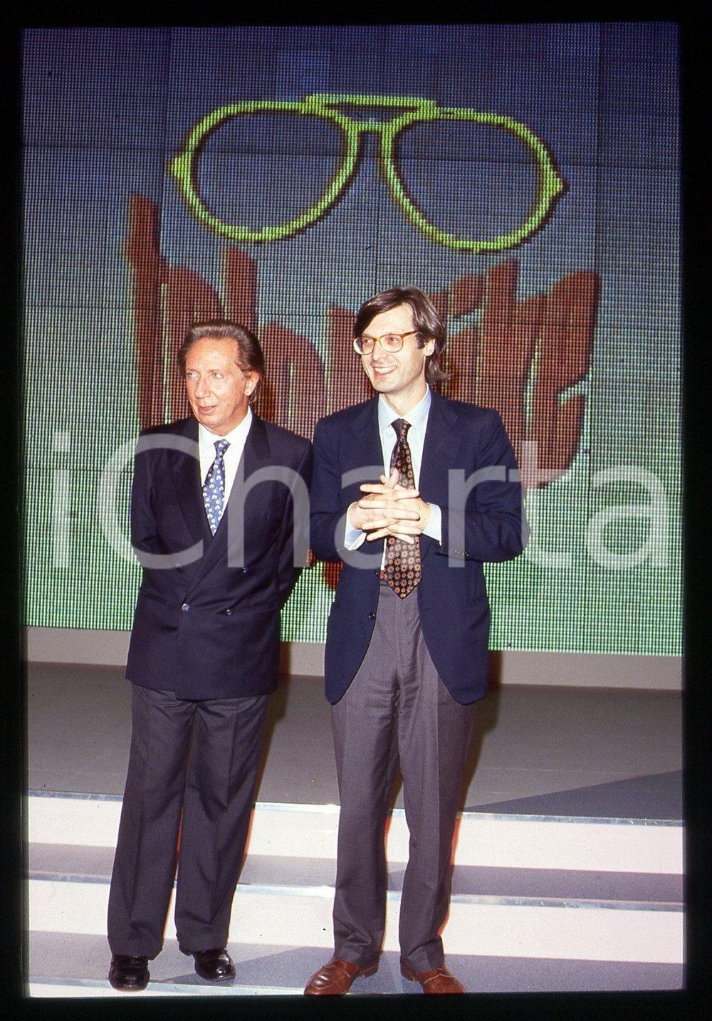 35mm vintage slide*1991 TELEMIKE Mike BONGIORNO Vittorio SGARBI in trasmissione Diapositiva d'epoca, in formato 35 mm.CONDIZIONI: GOODE' severamente vietata la riproduzione. Tutti i diritti sono riservati. ICharta mette in vendita, sul negozio eBay e in esclusiva sul sito "icharta" il proprio archivio composto da numerose diapositive e negativi fotografici d'epoca, tutti originali e autentici, che attraversano la storia del costume italiano tra gli la fine degli anni Sessanta e Novanta.Si tratta di uno sguardo inedito sull'attualit&agrave;, la politica, la vita quotidiana, il gossip e la cultura, che fotografa il cambiamento della nazione in quest'ultimo scorcio del XX secolo. Un'occasione unica per il mercato del collezionismo, che vede finalmente disponibile un archivio eccezionale per vastit&agrave;, tematiche e condizioni, in un settore (il negativo fotografico e la diapositiva) di assoluta novit&agrave; e dalle interessanti prospettive di investimento.  originale e autentica 1