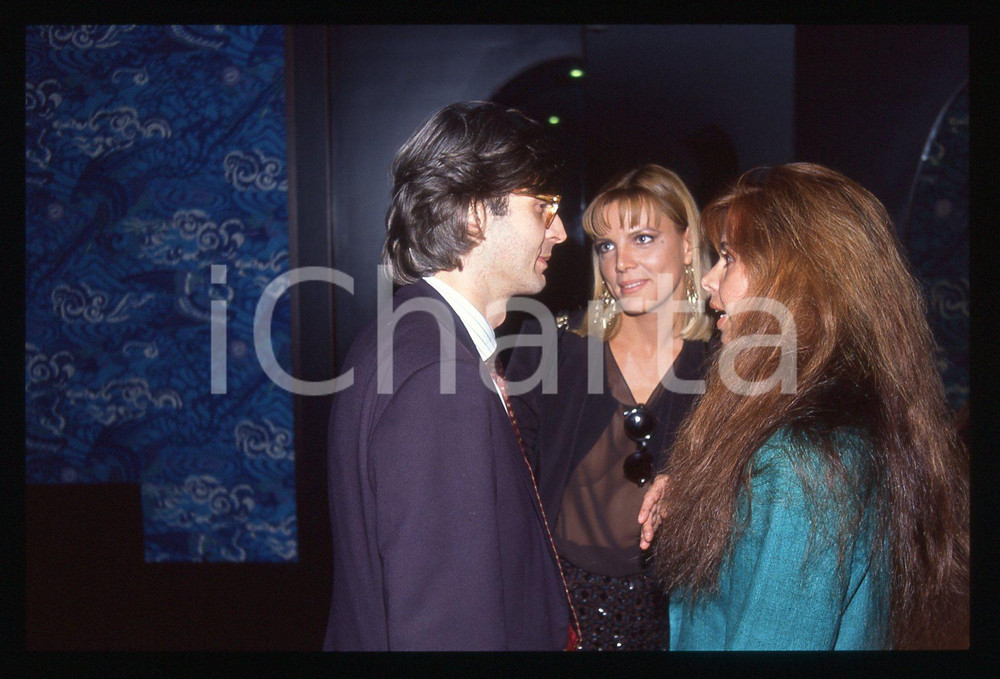 35mm vintage slide*1985ca COSTUME Vittorio SGARBI Patrizia CASELLI Patrizia LORI Diapositiva d'epoca, in formato 35 mm. CONDIZIONI: GOODE' severamente vietata la riproduzione. Tutti i diritti sono riservati. ICharta mette in vendita, sul negozio eBay e in esclusiva sul sito "icharta" il proprio archivio composto da numerose diapositive e negativi fotografici d'epoca, tutti originali e autentici, che attraversano la storia del costume italiano tra gli la fine degli anni Sessanta e Novanta.Si tratta di uno sguardo inedito sull'attualit&agrave;, la politica, la vita quotidiana, il gossip e la cultura, che fotografa il cambiamento della nazione in quest'ultimo scorcio del XX secolo. Un'occasione unica per il mercato del collezionismo, che vede finalmente disponibile un archivio eccezionale per vastit&agrave;, tematiche e condizioni, in un settore (il negativo fotografico e la diapositiva) di assoluta novit&agrave; e dalle interessanti prospettive di investimento.  originale e autentica 1